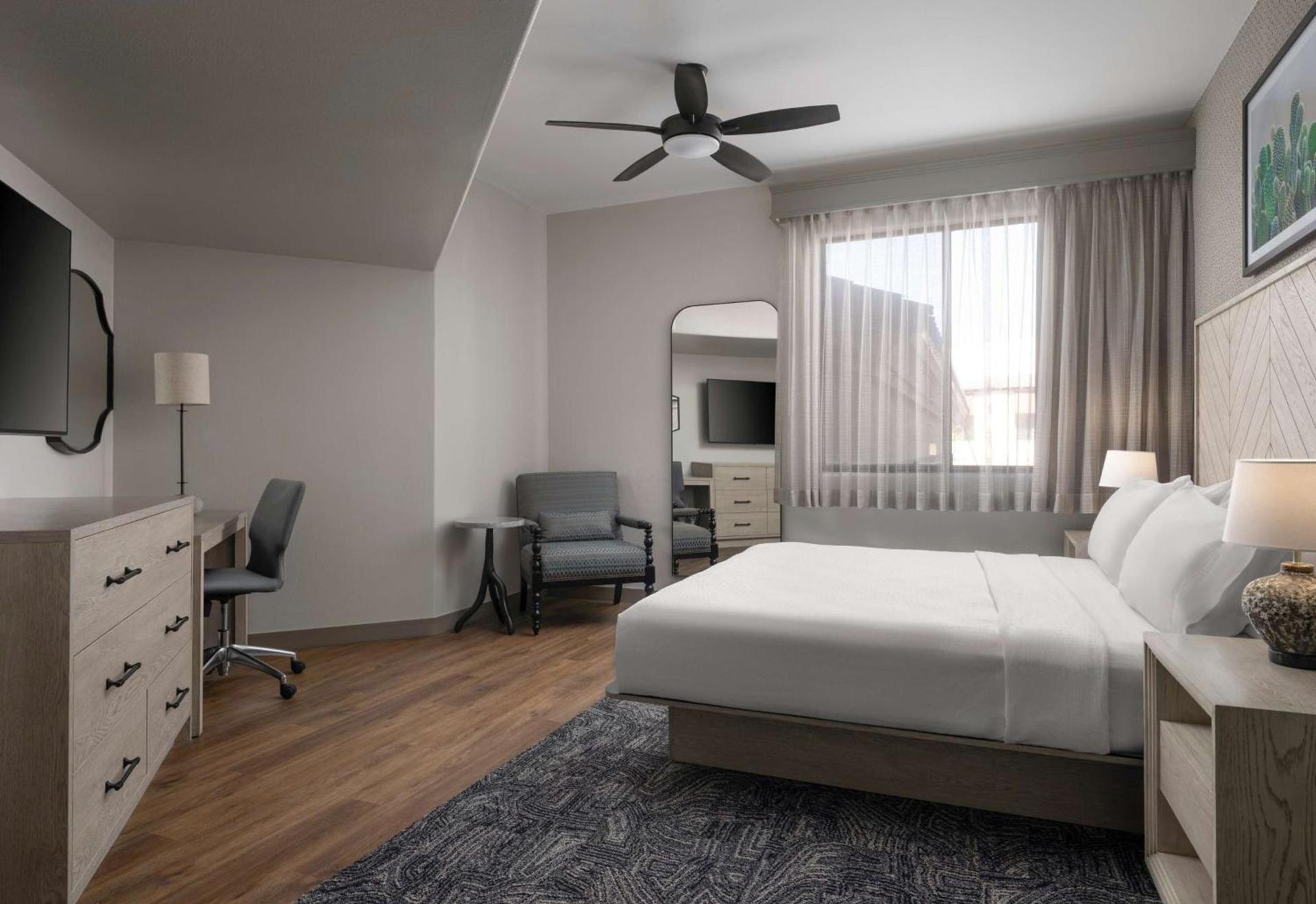 Embassy Suites Tucson - Paloma Village photo 25