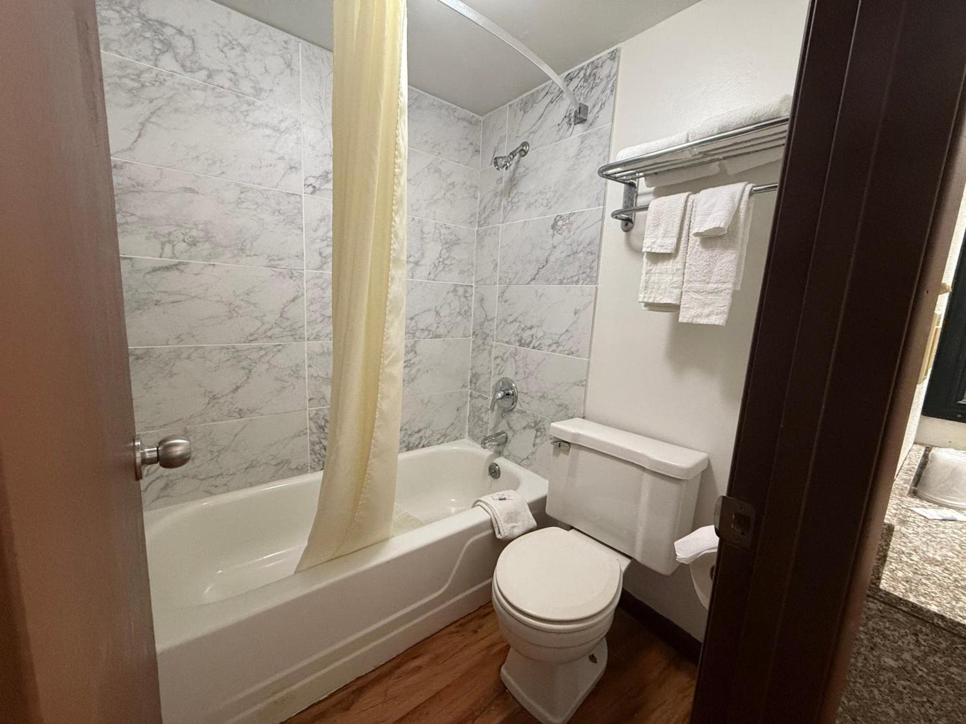 Relax Inn & Suites photo 6