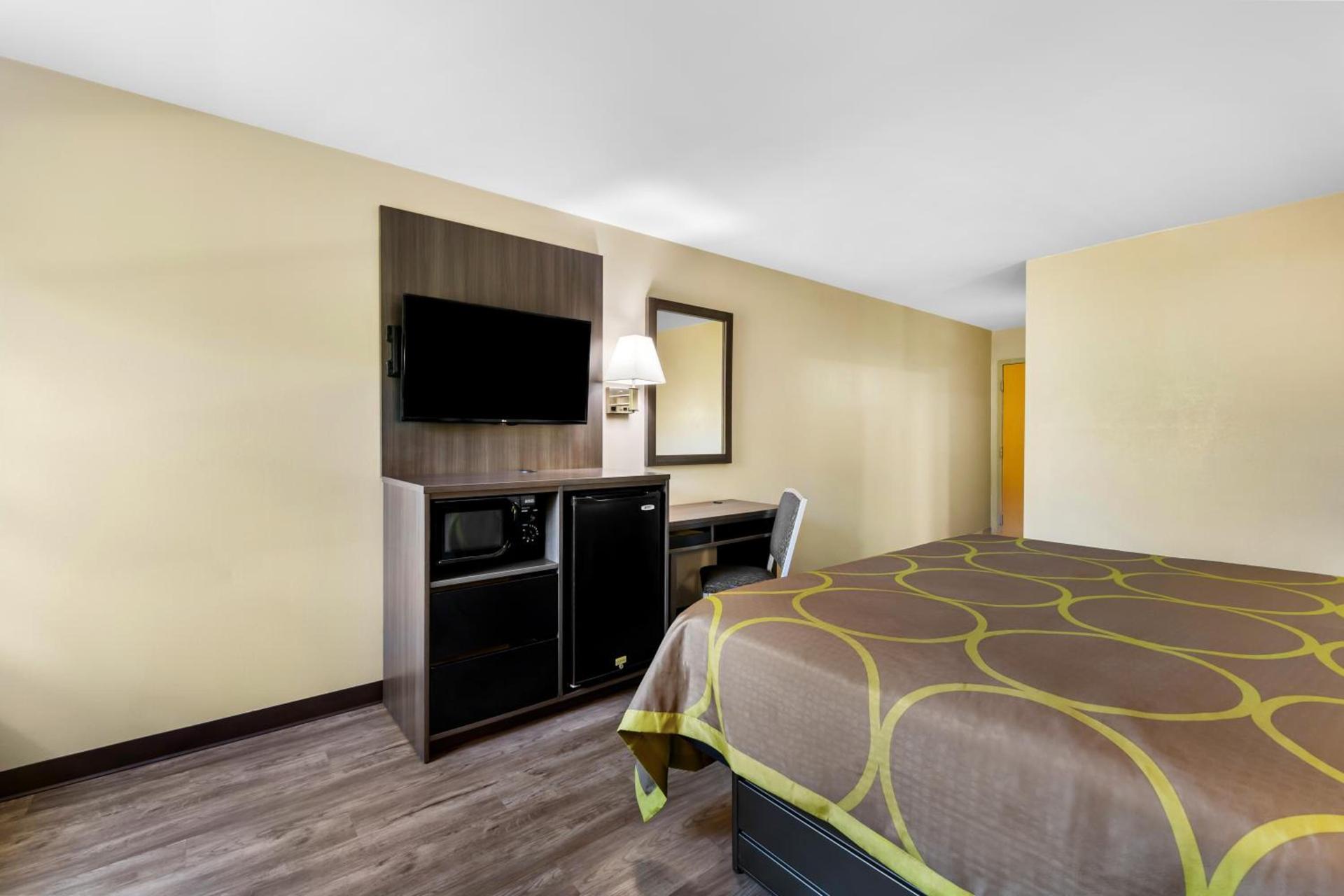 Super 8 by Wyndham Dickson photo 25
