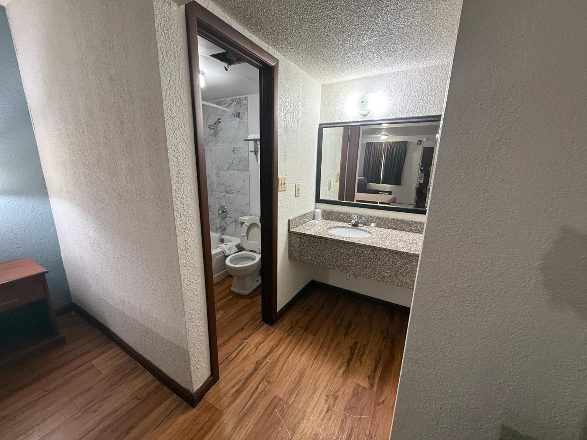 Relax Inn & Suites photo 2