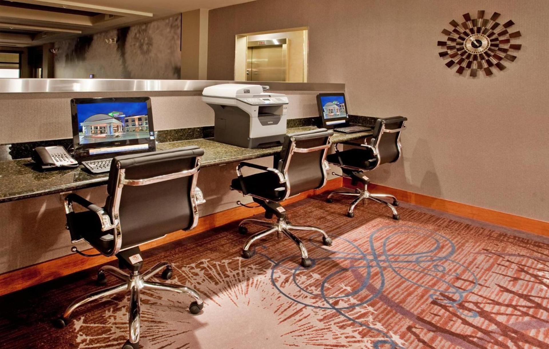 Holiday Inn Express Hotel and Suites Saint Robert by IHG photo 79