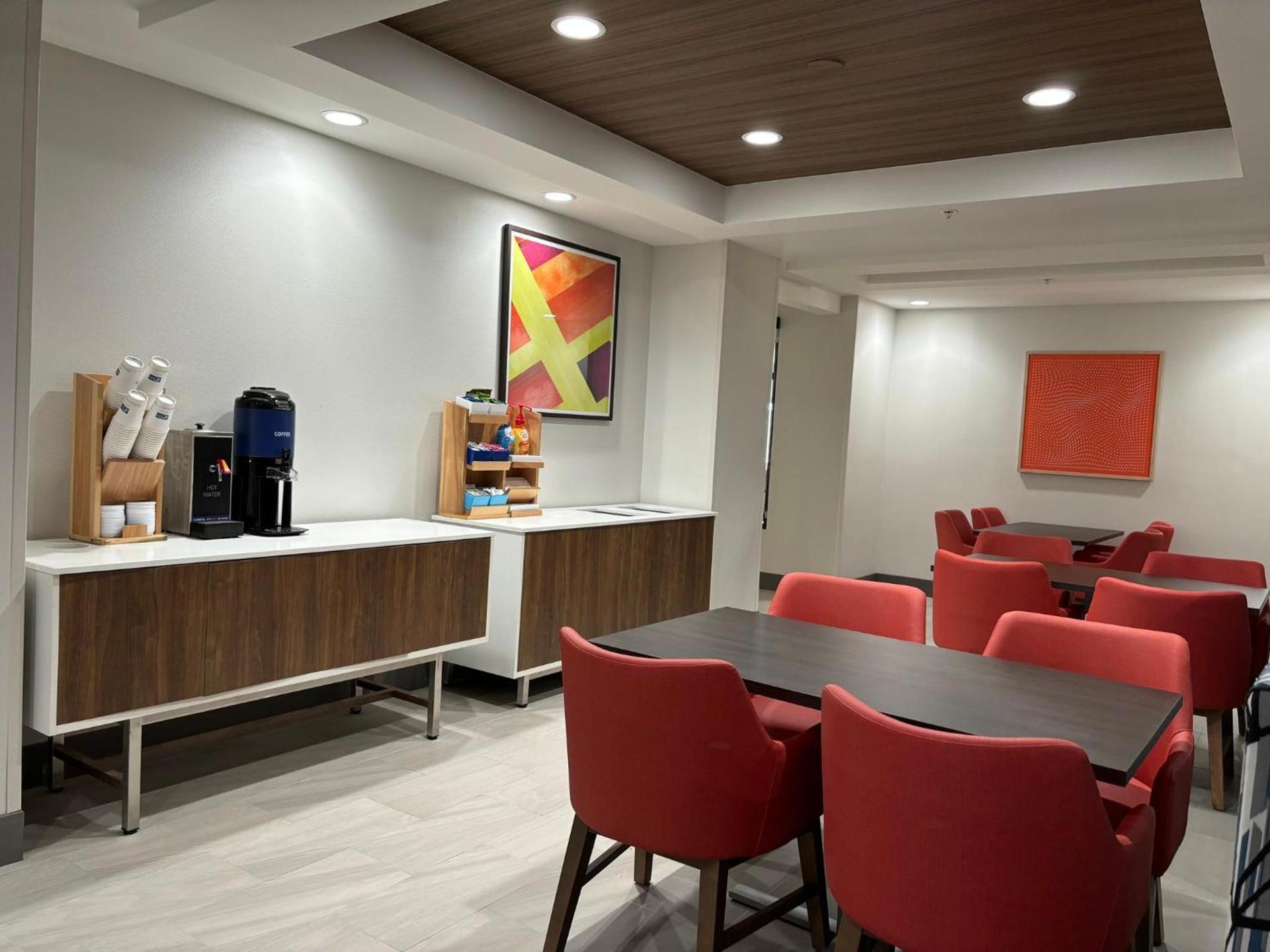 Holiday Inn Express Hotel and Suites Saint Robert by IHG photo 39