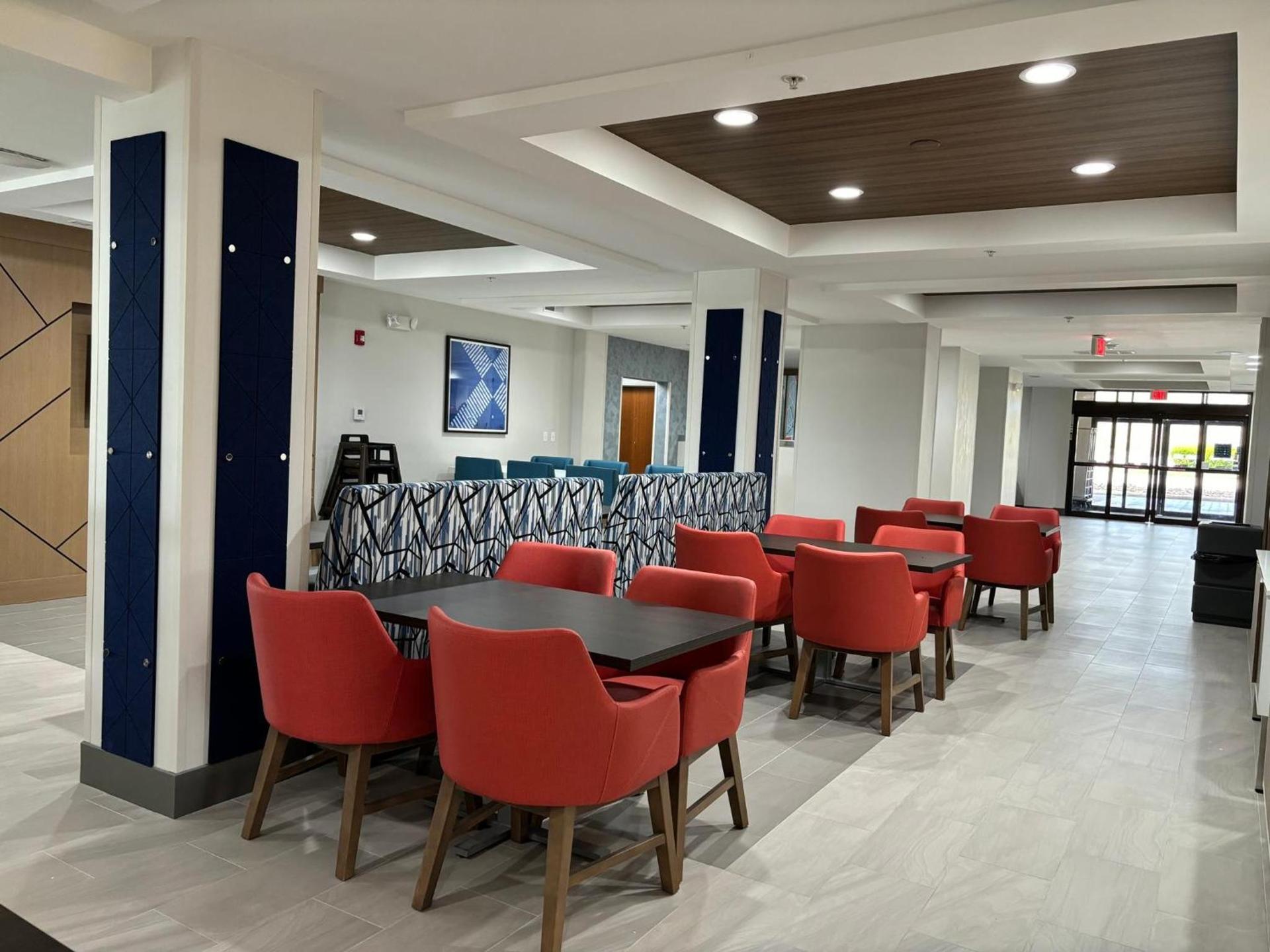 Holiday Inn Express Hotel and Suites Saint Robert by IHG photo 41