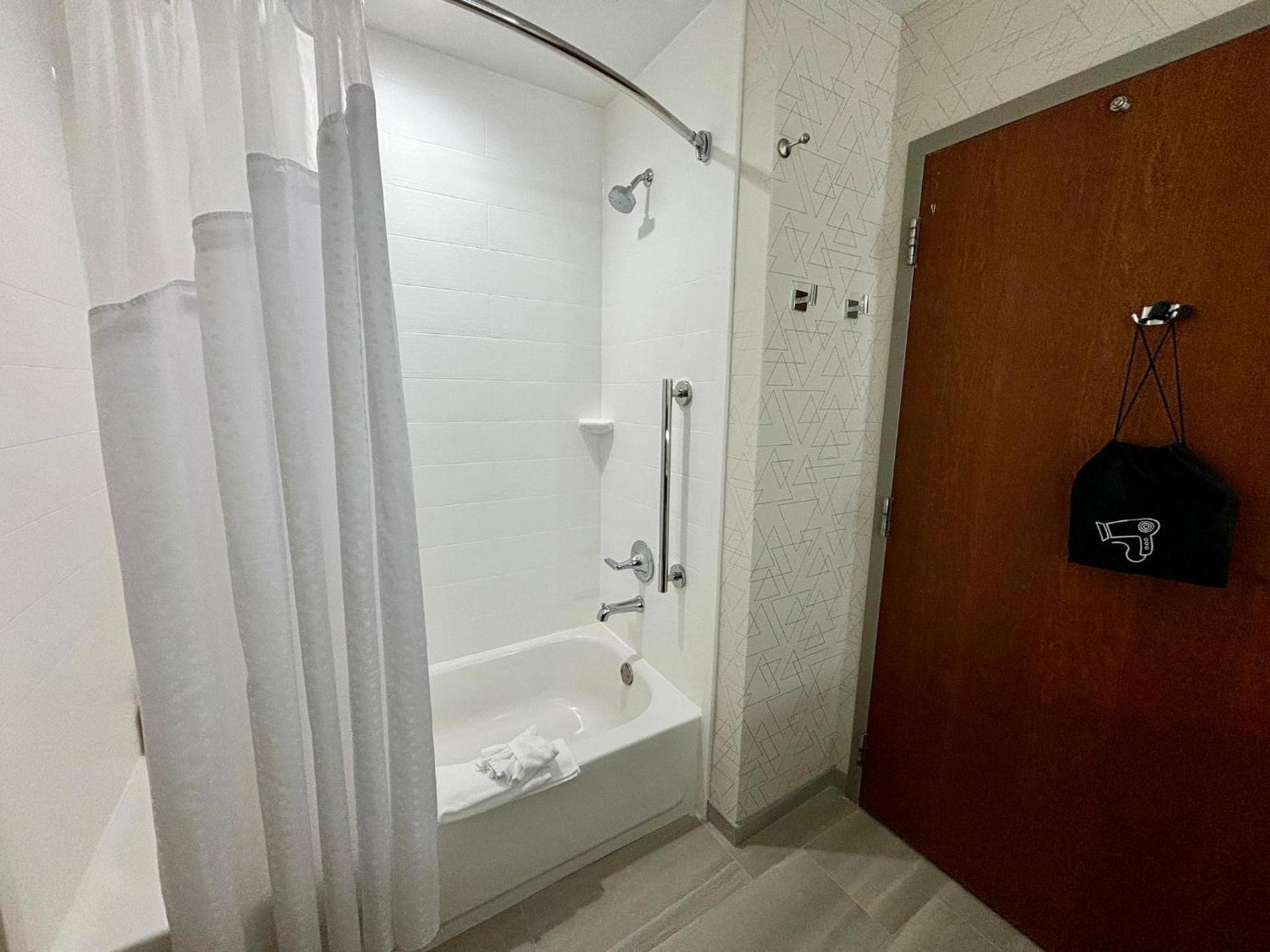 Holiday Inn Express Hotel and Suites Saint Robert by IHG photo 42