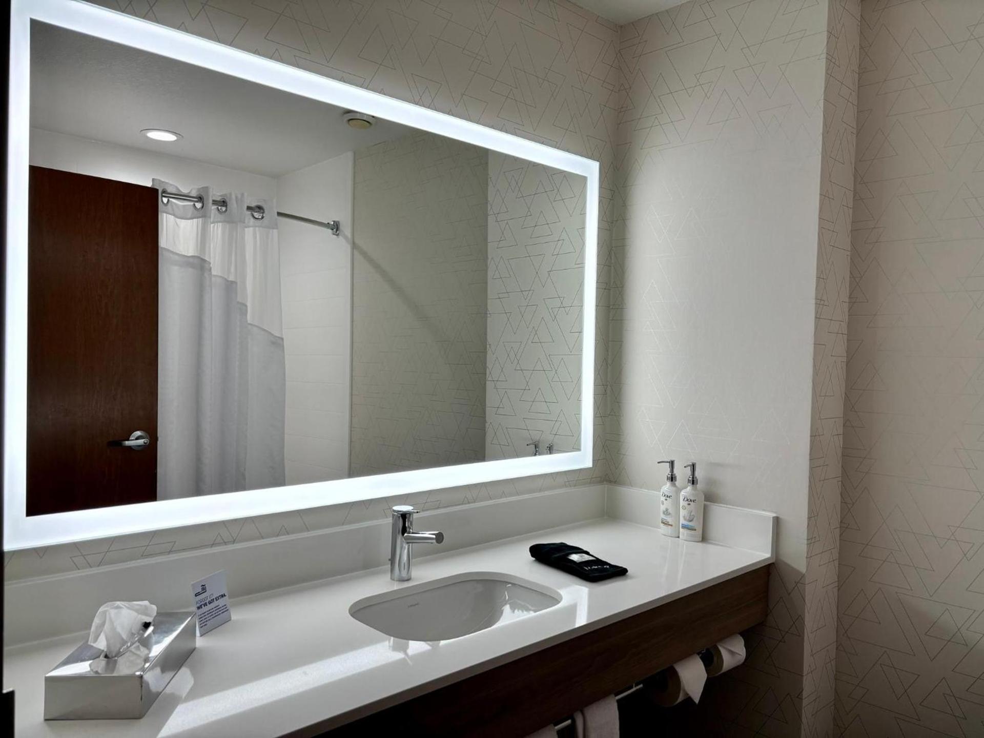 Holiday Inn Express Hotel and Suites Saint Robert by IHG photo 43