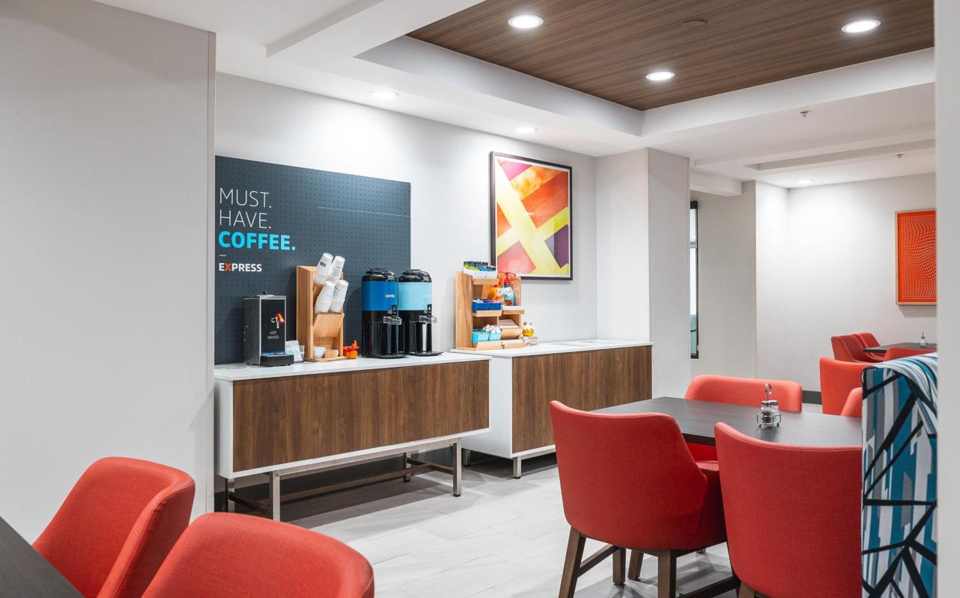 Holiday Inn Express Hotel and Suites Saint Robert by IHG photo 59