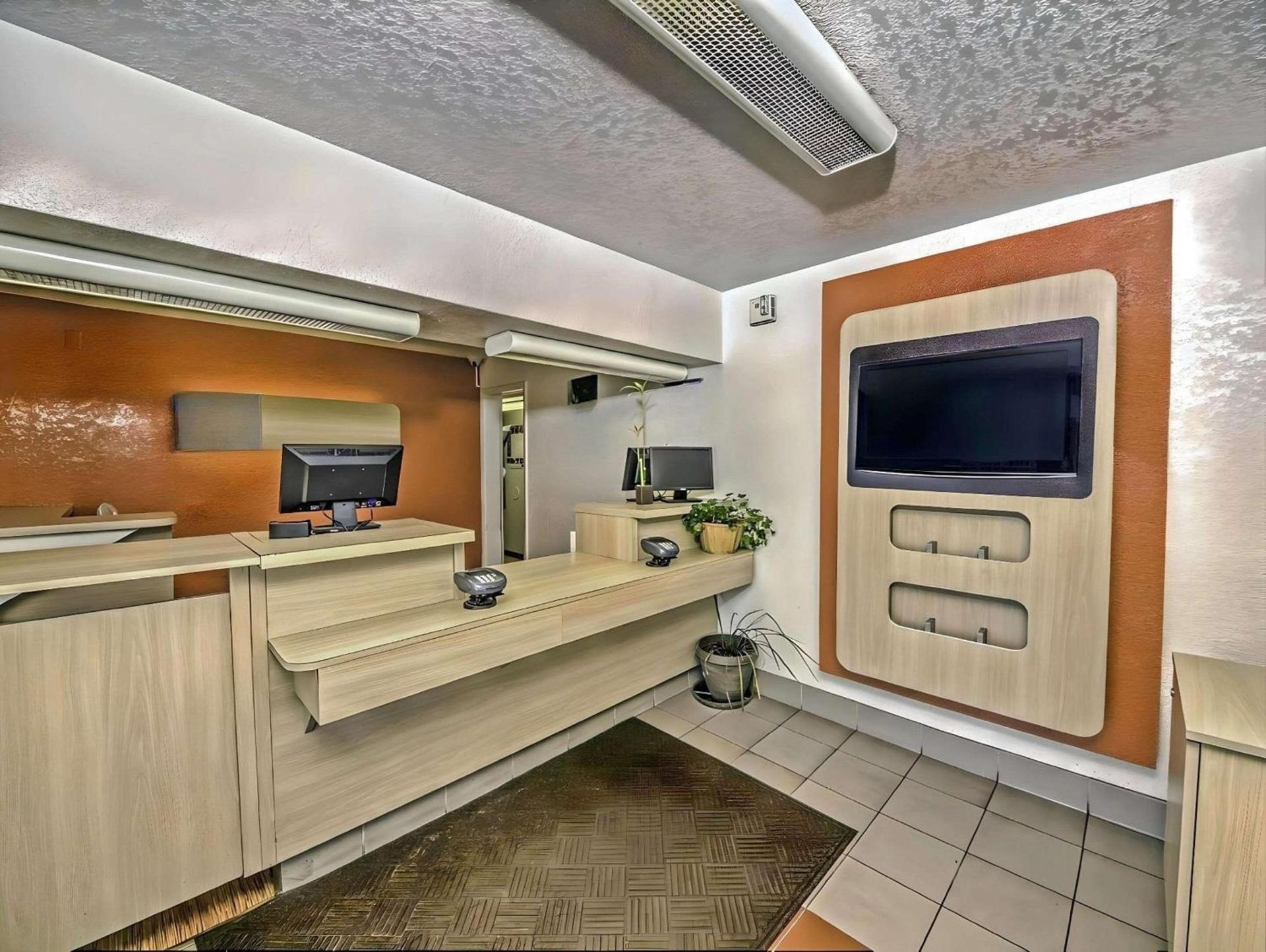 Motel 6 Colorado Springs, CO – South/Metro Area photo 3