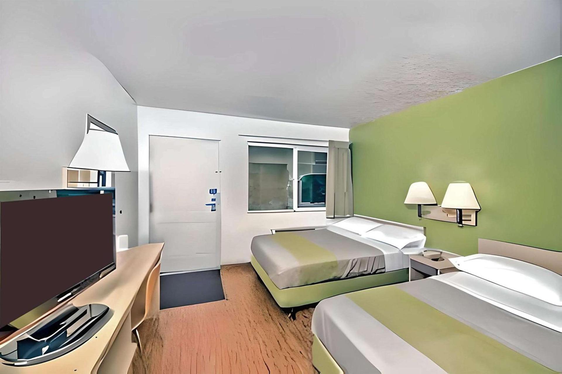 Motel 6 Colorado Springs, CO – South/Metro Area photo 7