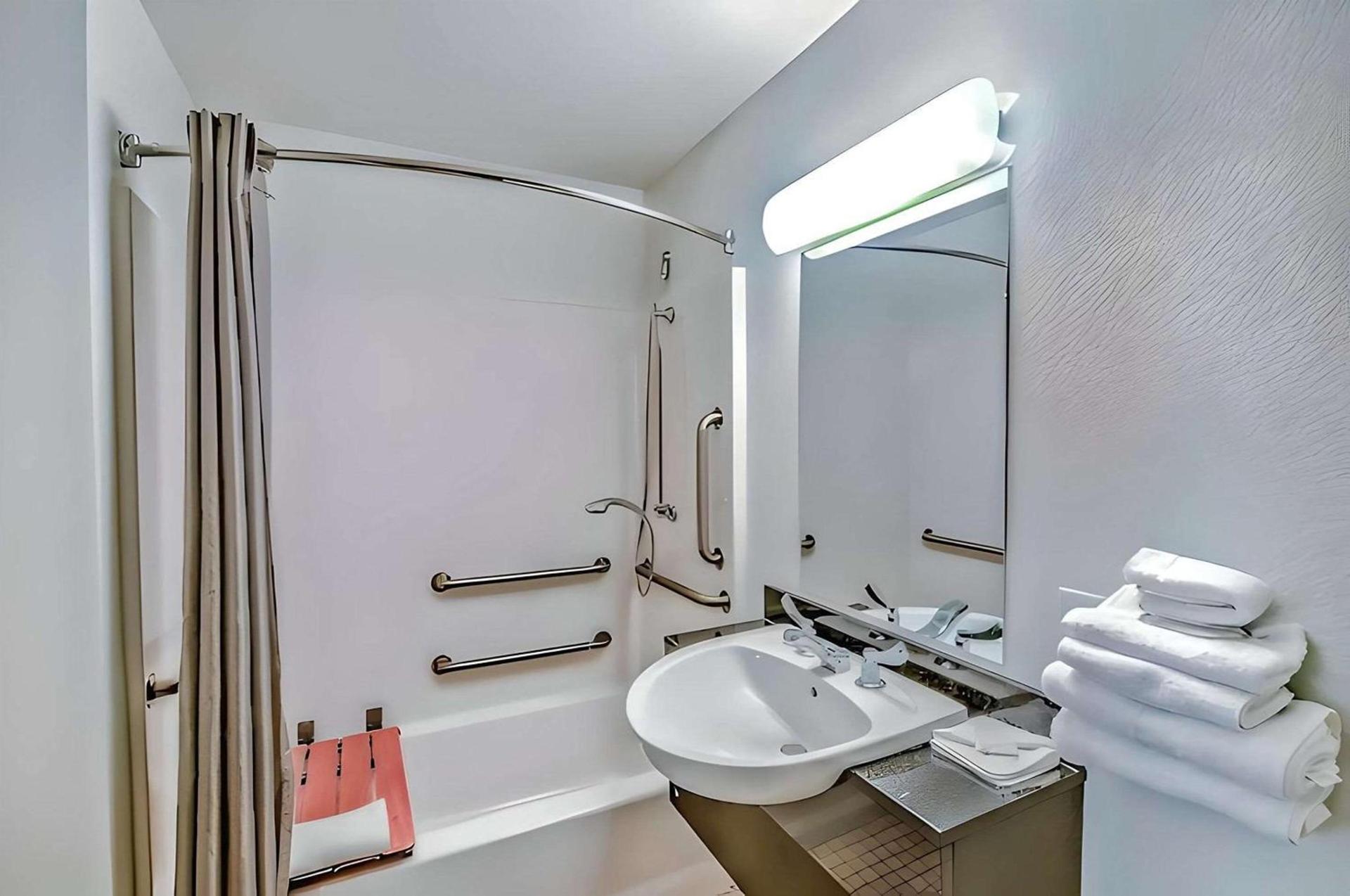 Motel 6 Colorado Springs, CO – South/Metro Area photo 6