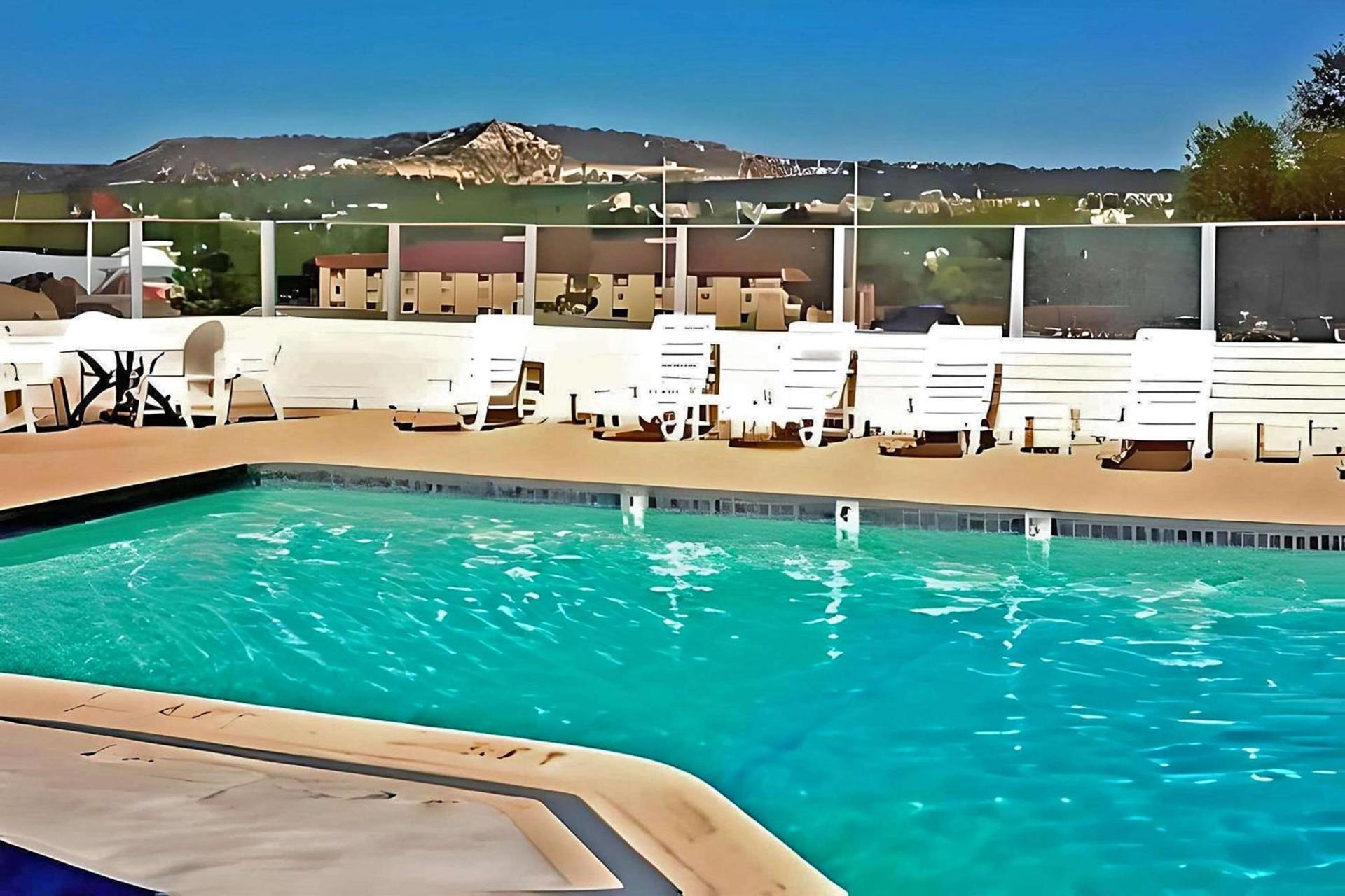 Motel 6 Colorado Springs, CO – South/Metro Area photo 9