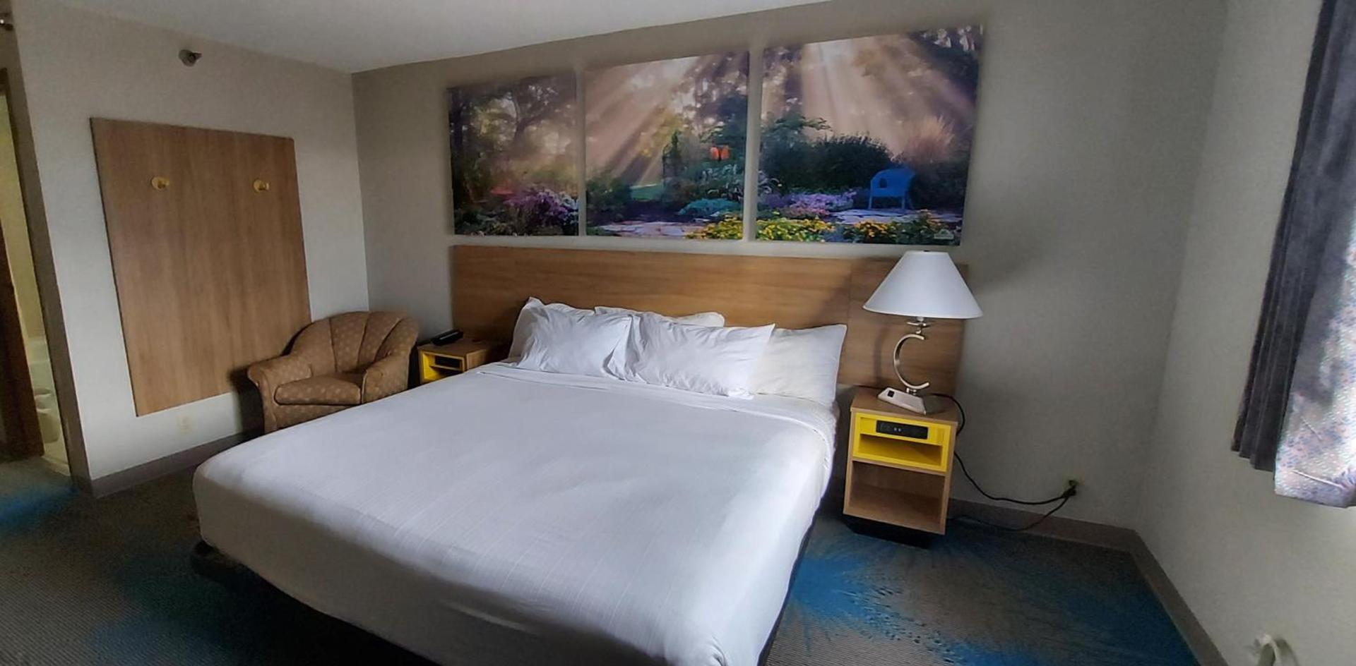 Days Inn by Wyndham Willmar photo 51