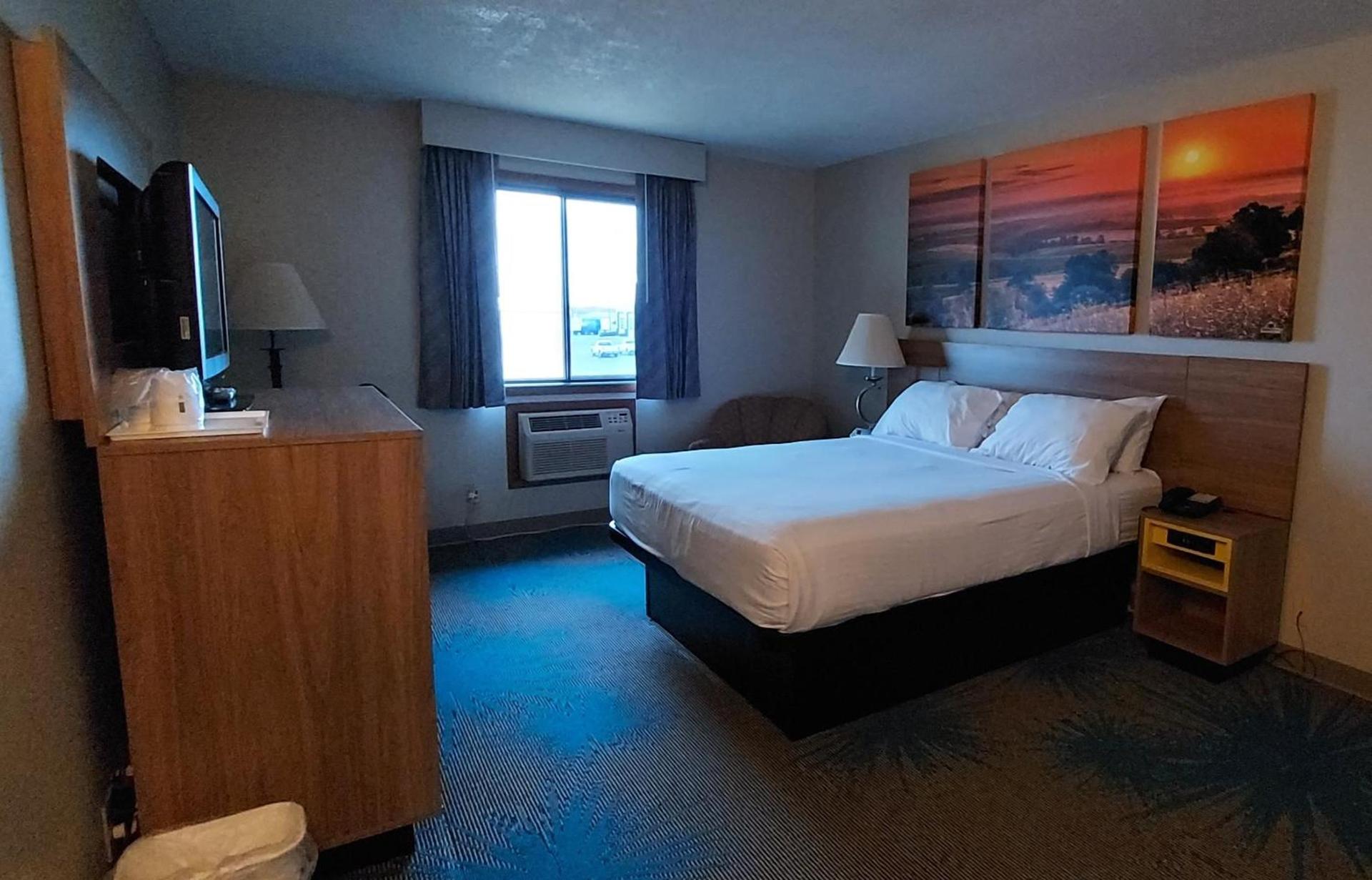 Days Inn by Wyndham Willmar photo 52