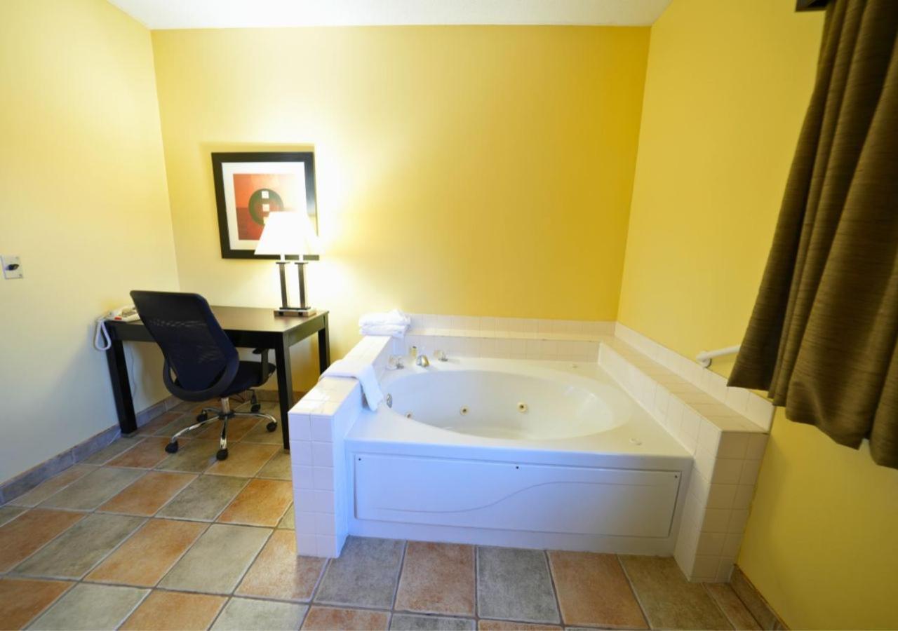Rock Island Inn & Suites Streator , IL photo 3