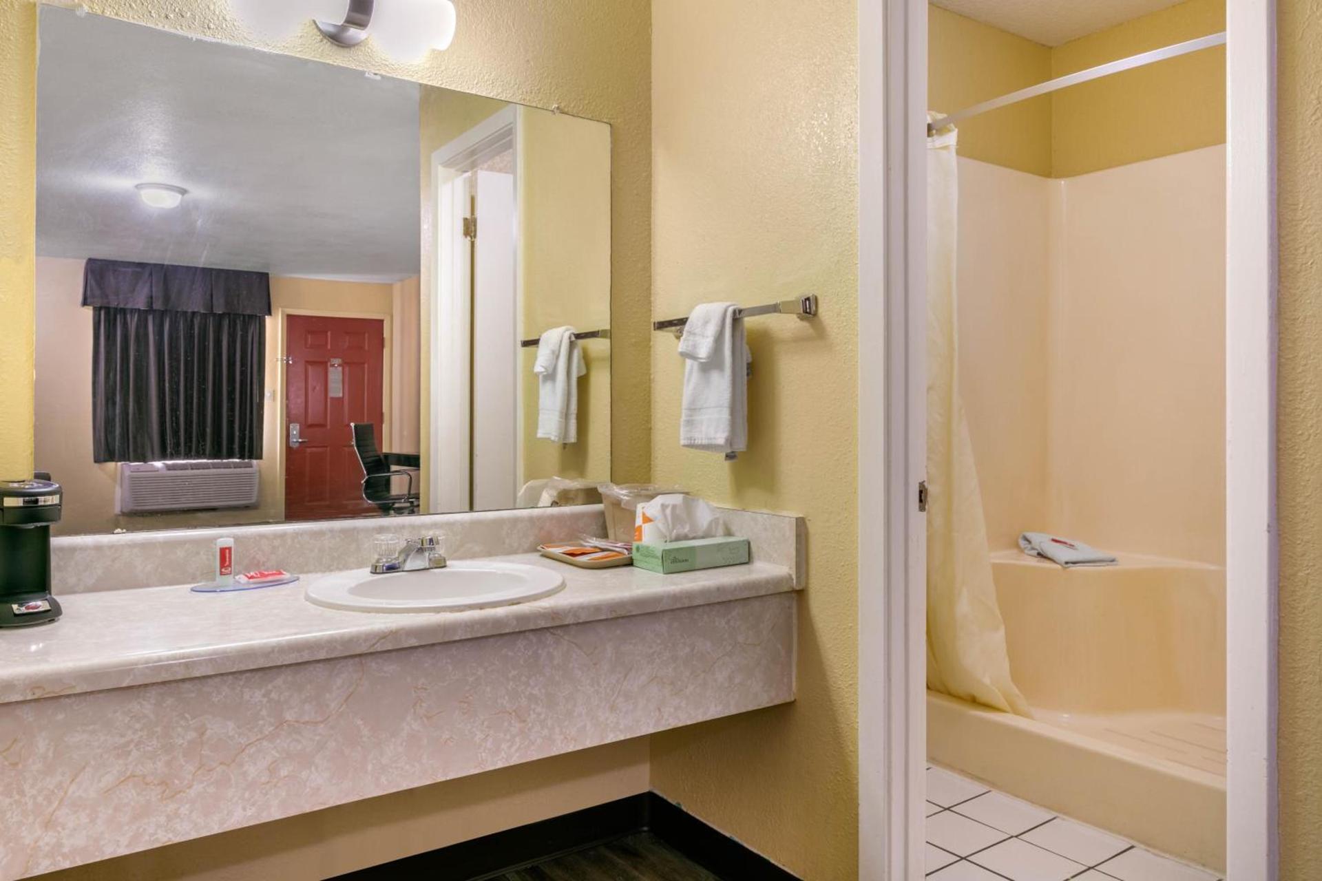 Econo Lodge Jonesboro photo 47