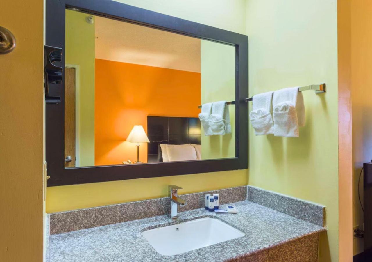 Rock Island Inn & Suites Streator , IL photo 44