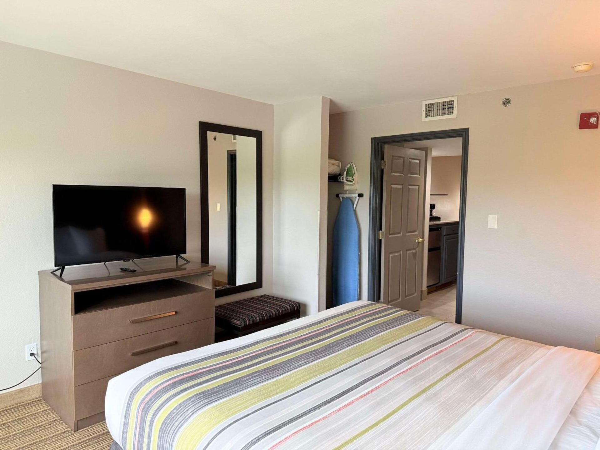 Country Inn & Suites by Radisson, Harlingen, TX photo 86