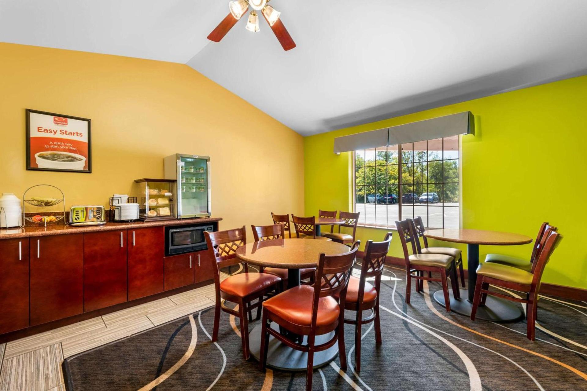 Econo Lodge Inn & Suites Eau Claire South photo 16