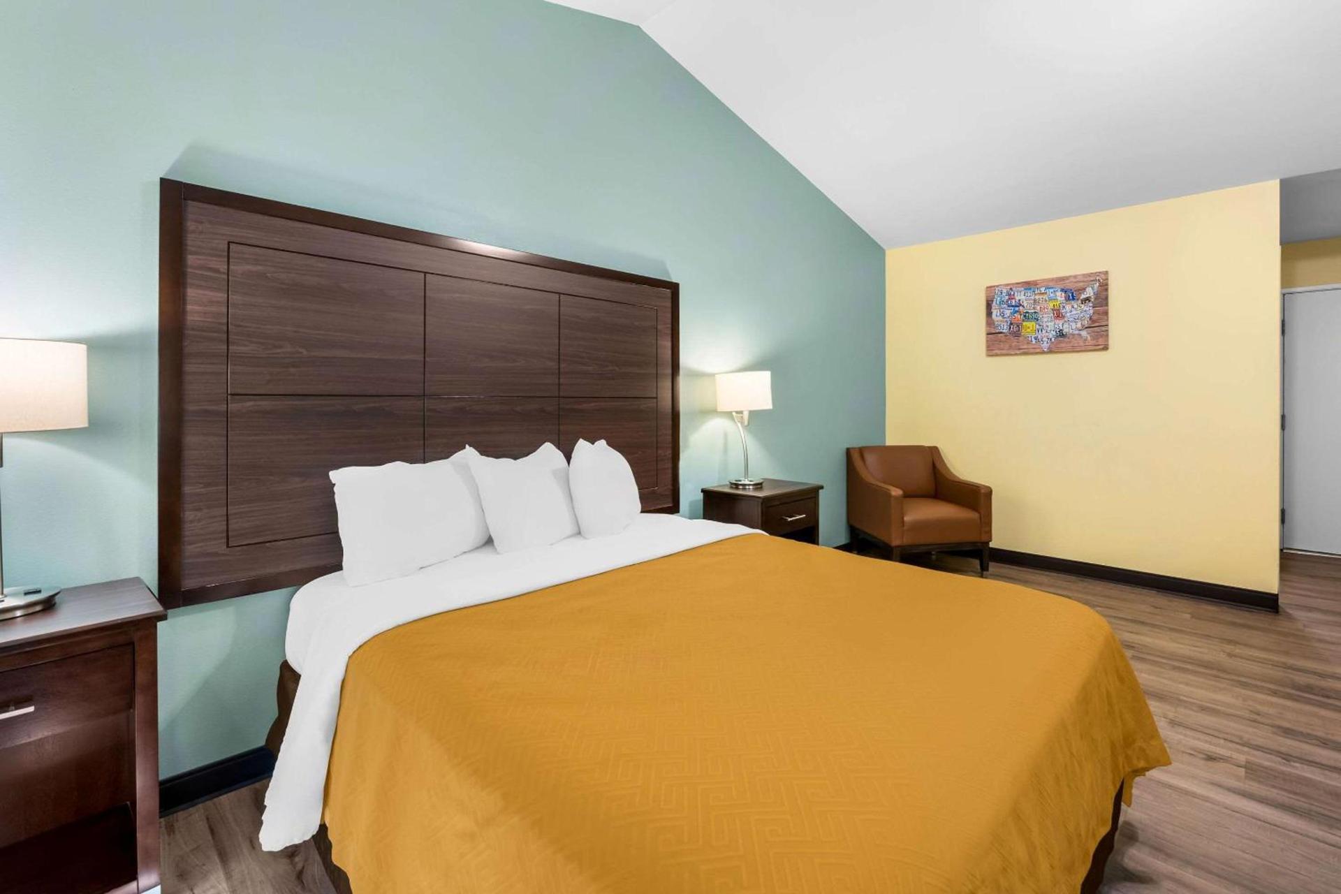 Econo Lodge Inn & Suites Eau Claire South photo 6