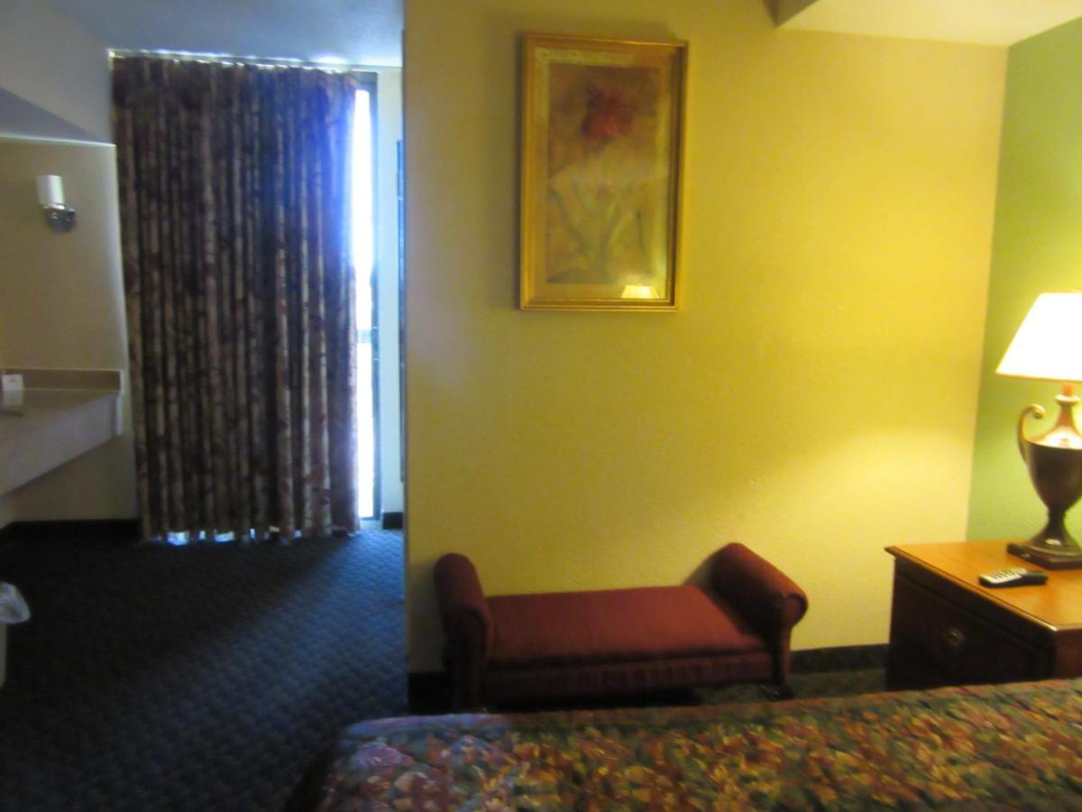 Days Inn & Suites by Wyndham SE Columbia Ft Jackson photo 13