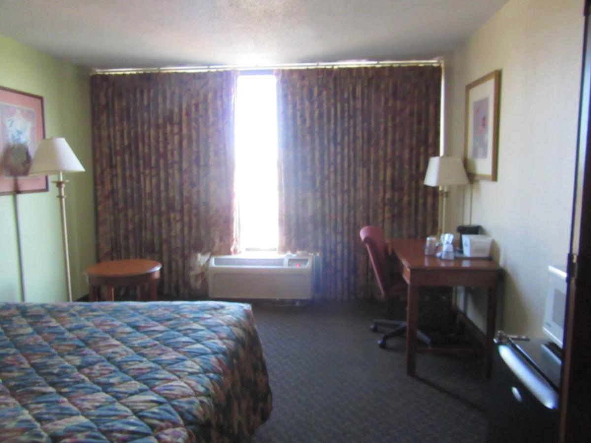 Days Inn & Suites by Wyndham SE Columbia Ft Jackson photo 15