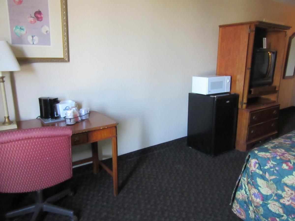 Days Inn & Suites by Wyndham SE Columbia Ft Jackson photo 19