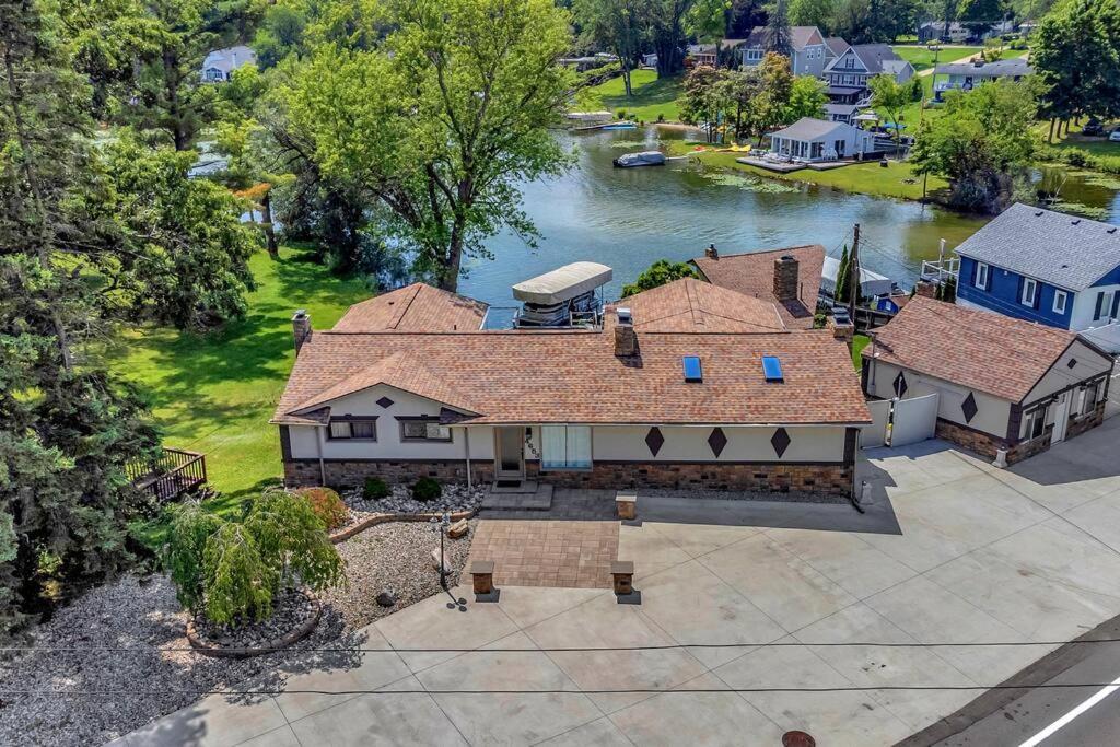 Lakehouse with Jacuzzi next to Pine Knob photo 30