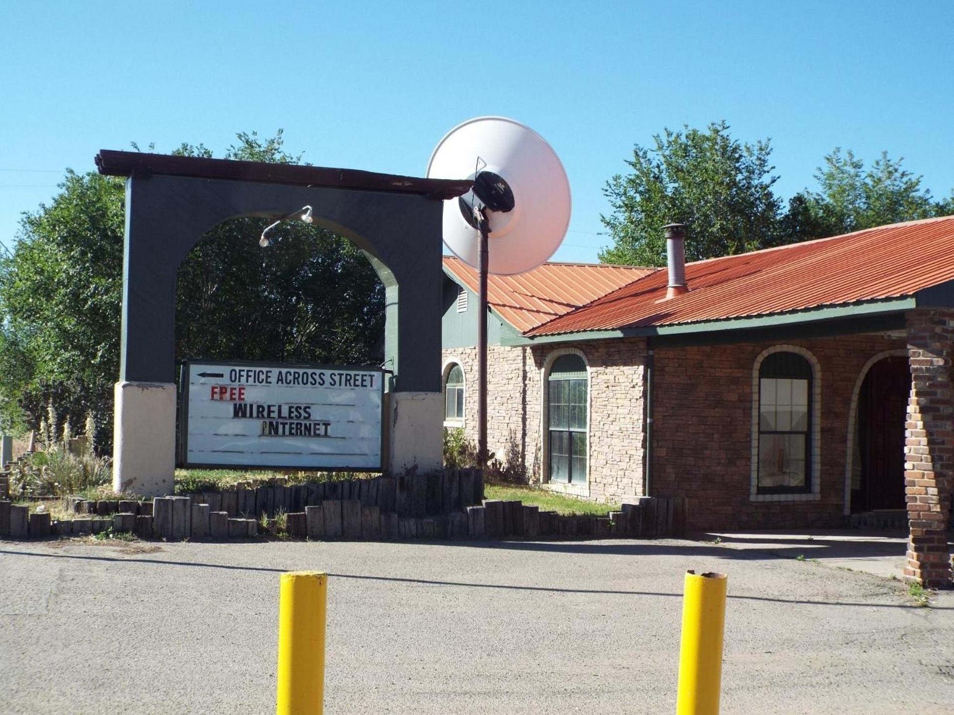 Frontier Motel photo 2