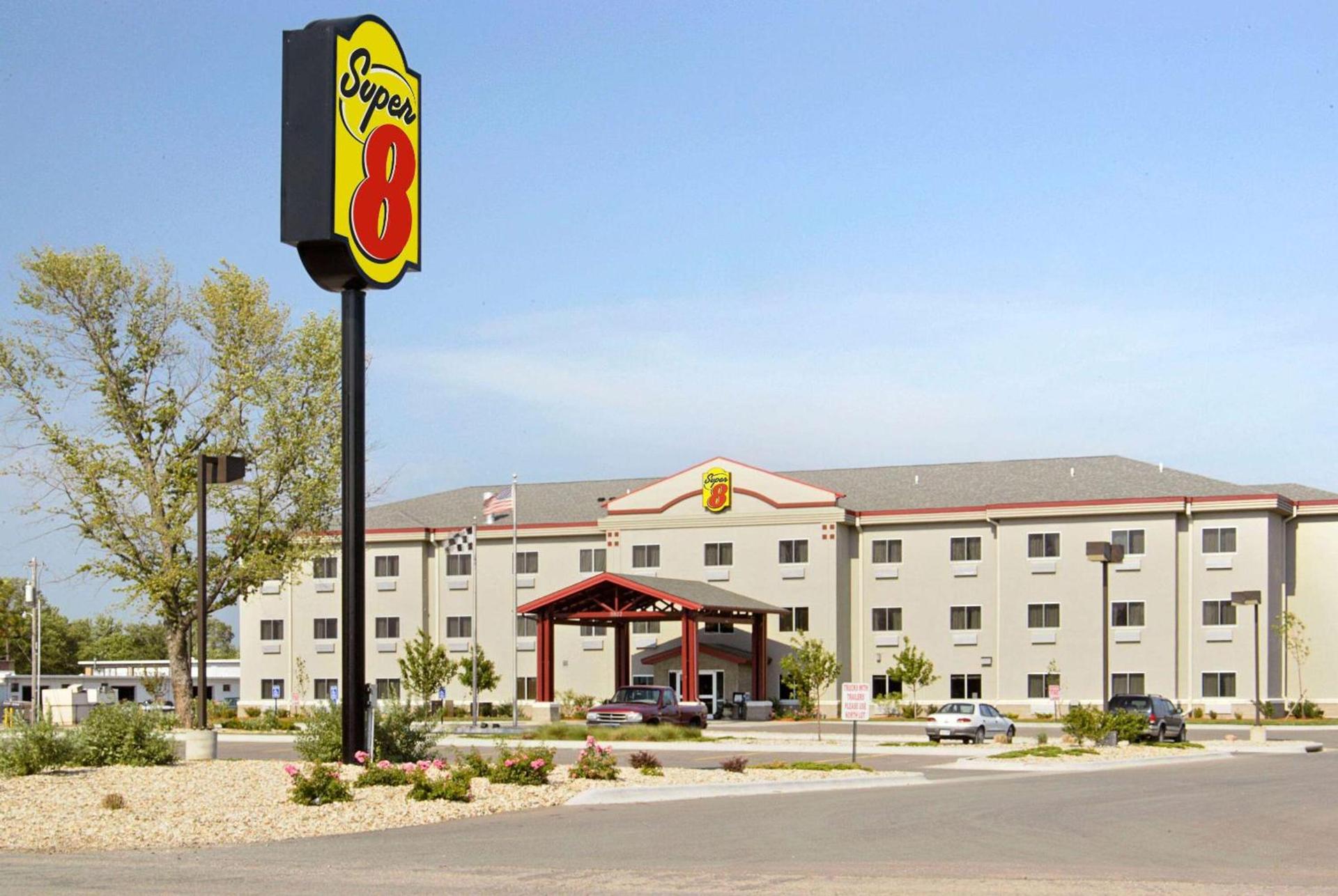 Super 8 by Wyndham Topeka at Forbes Landing — hotel in Topeka