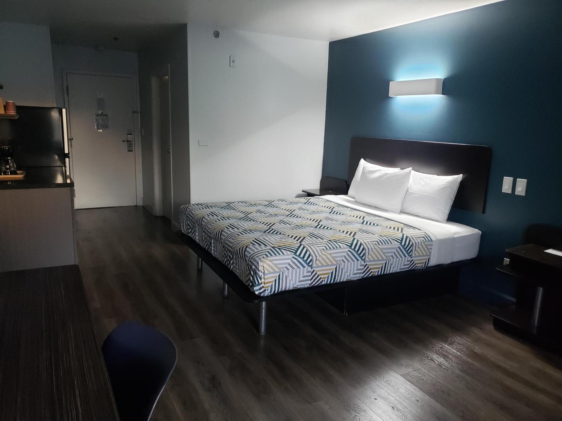 Studio 6 Suites Hesperia CA West Main Street I 15 photo 2
