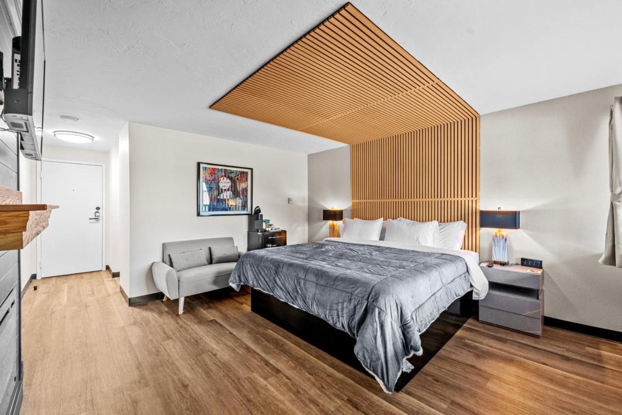 King Bed in Lux Boutique Hotel photo 20