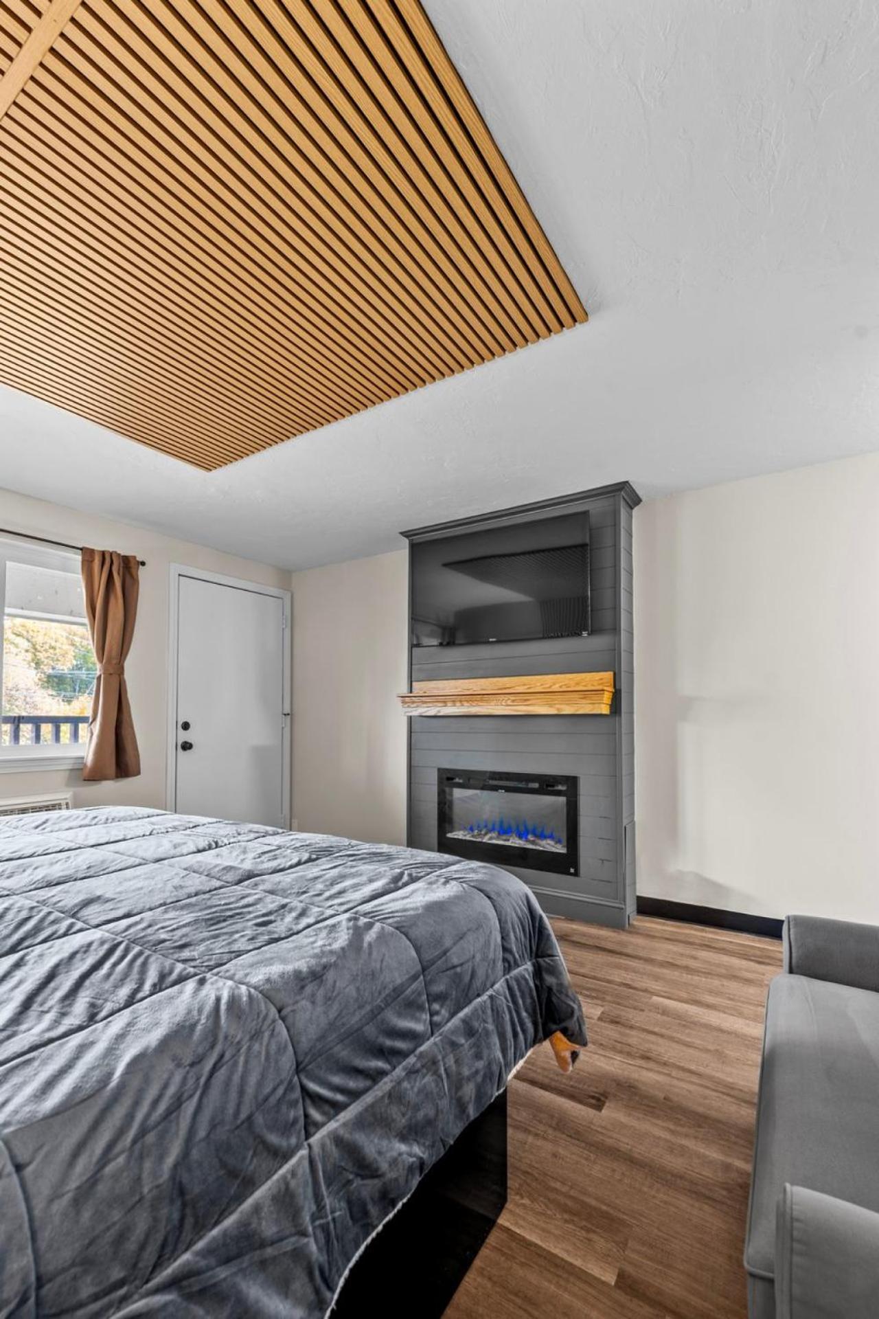 King Bed in Lux Boutique Hotel photo 17