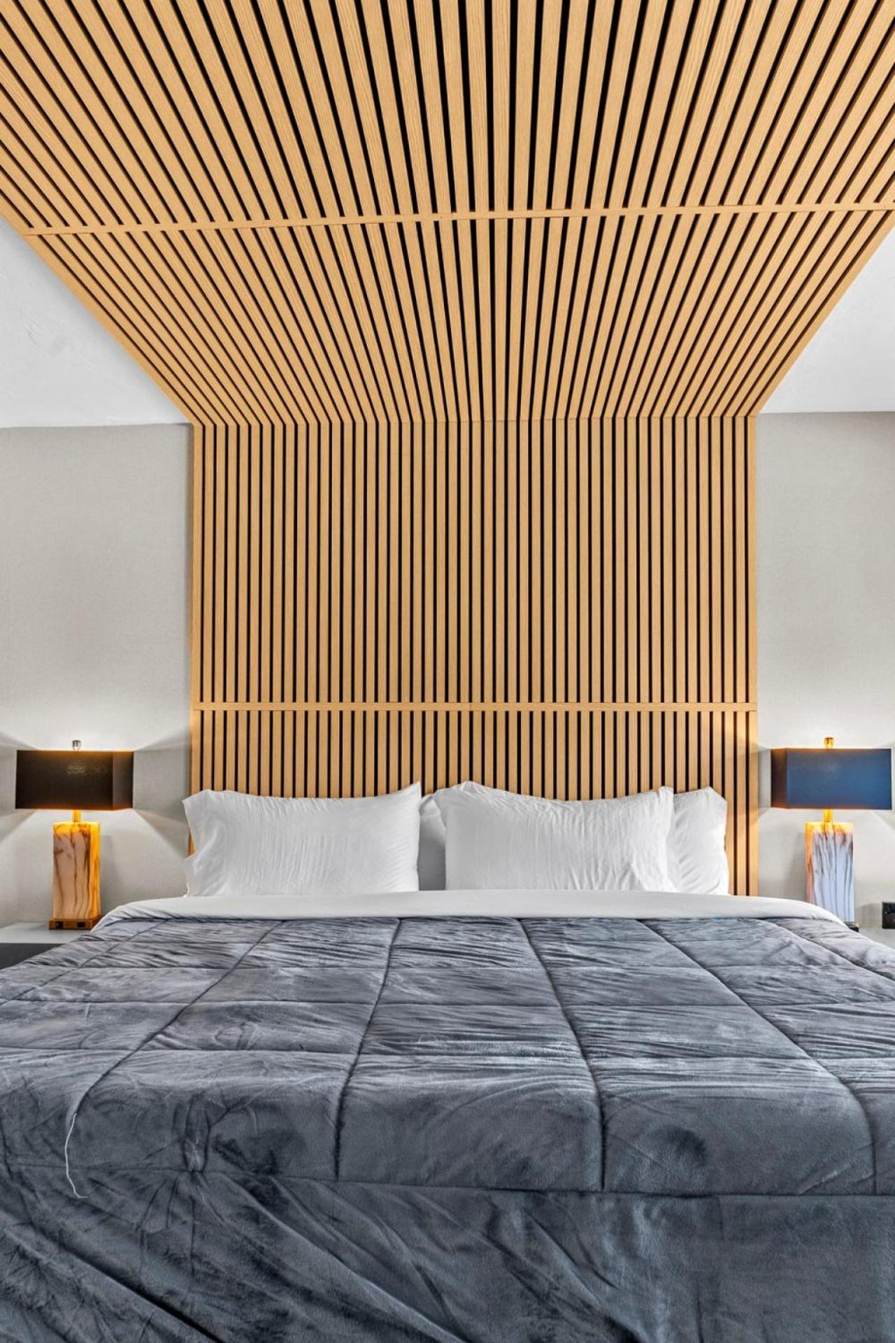 King Bed in Lux Boutique Hotel photo 12