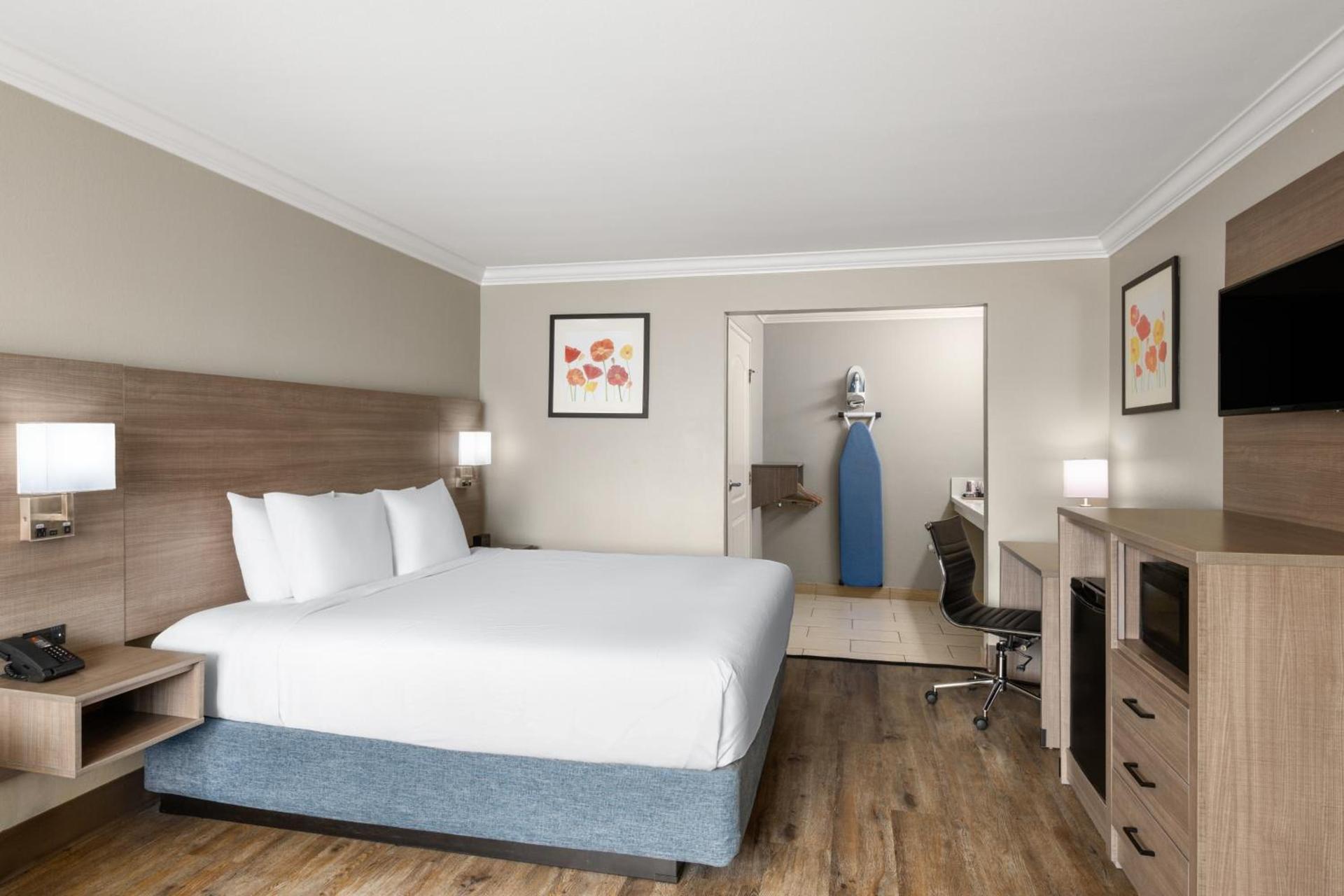 Solara Inn and Suites photo 17