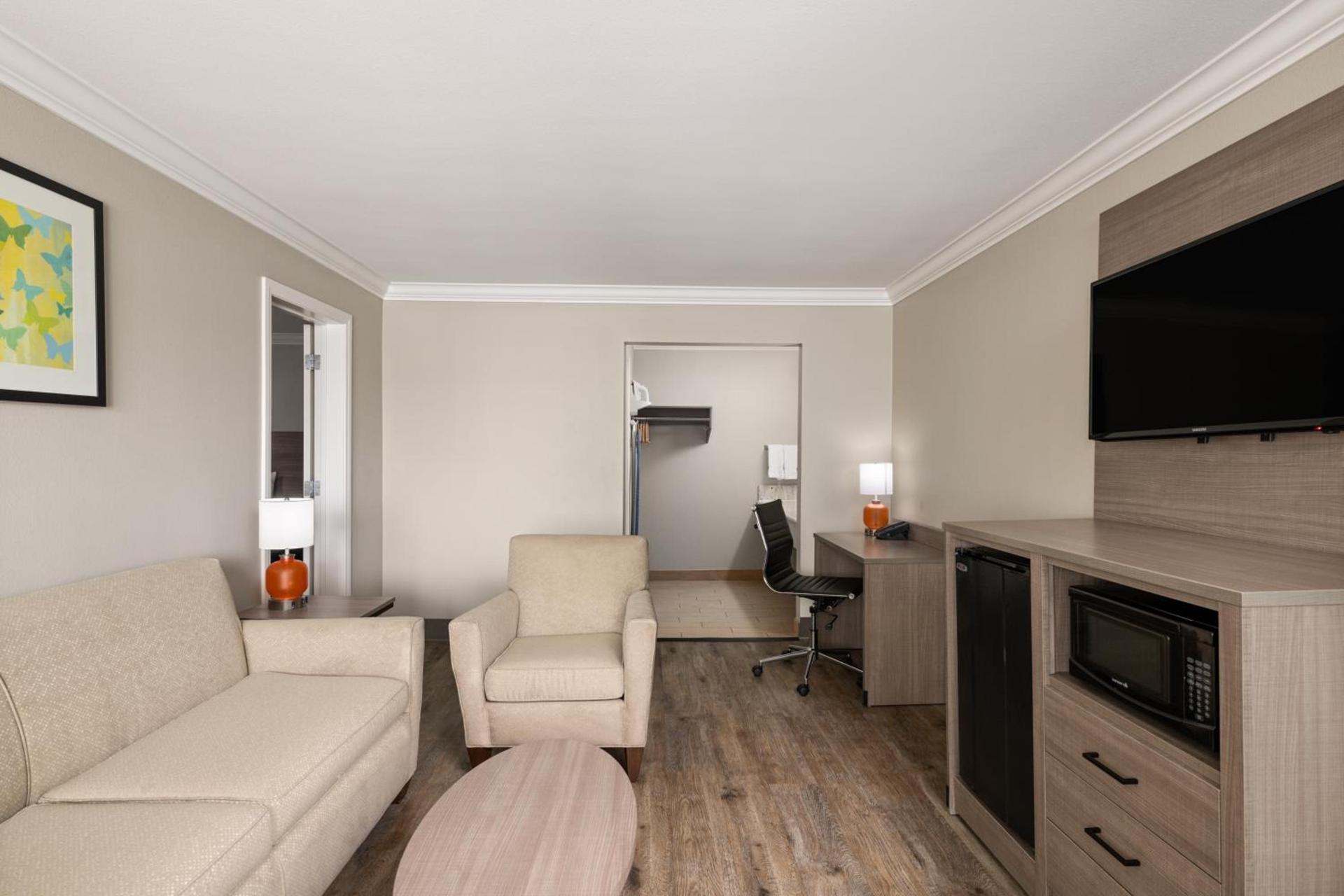Solara Inn and Suites photo 18