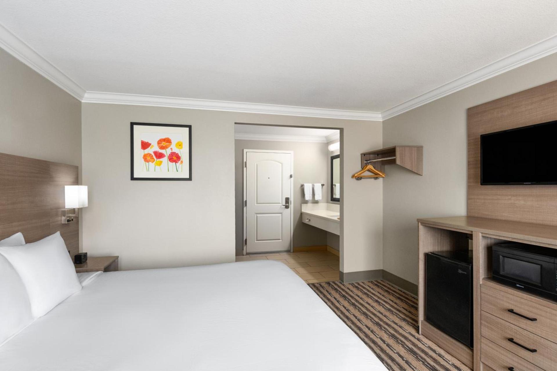 Solara Inn and Suites photo 9