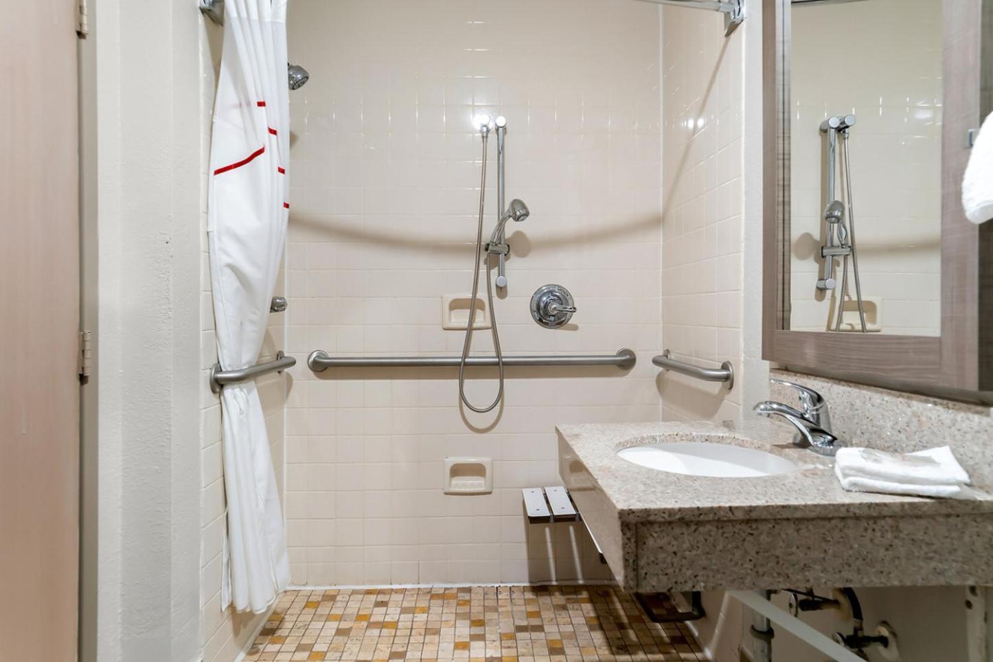 Red Roof Inn Auburn Hills photo 55