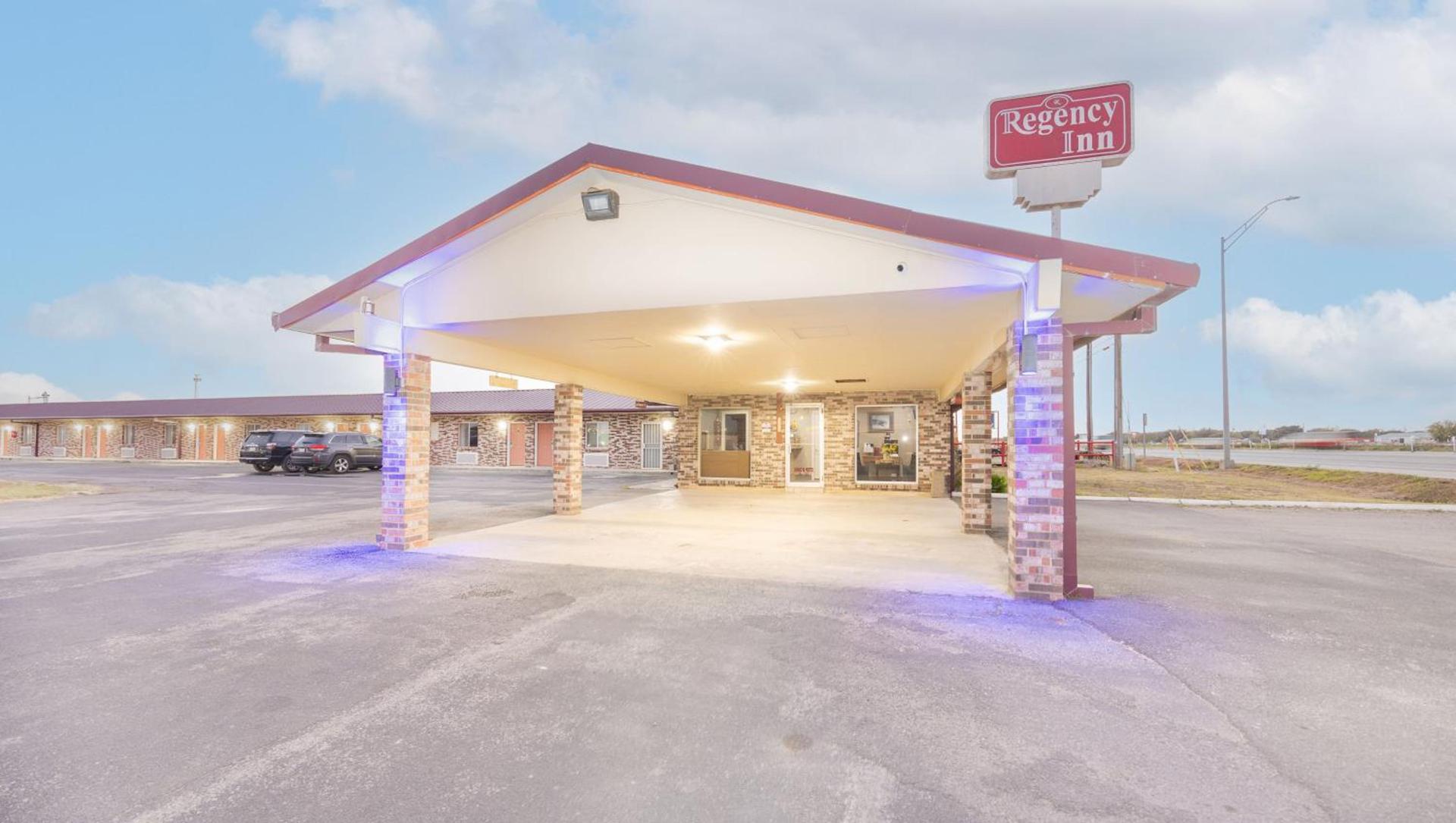 Regency Inn Hondo photo 29