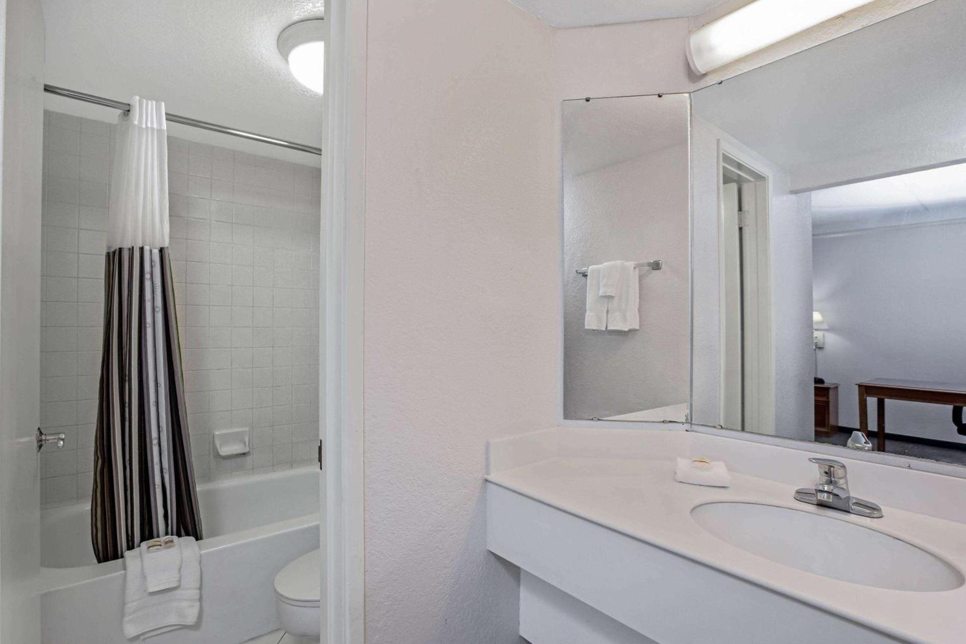 La Quinta Inn by Wyndham Stockton photo 30