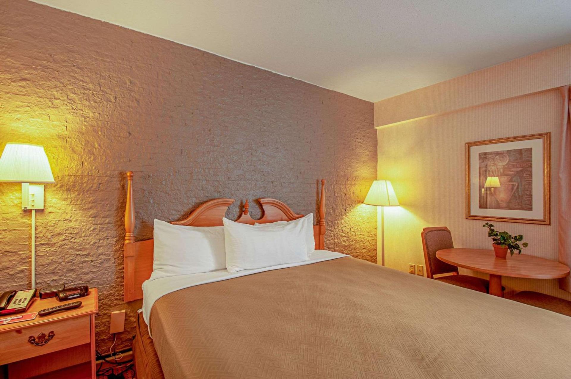 Econo Lodge Metro photo 9