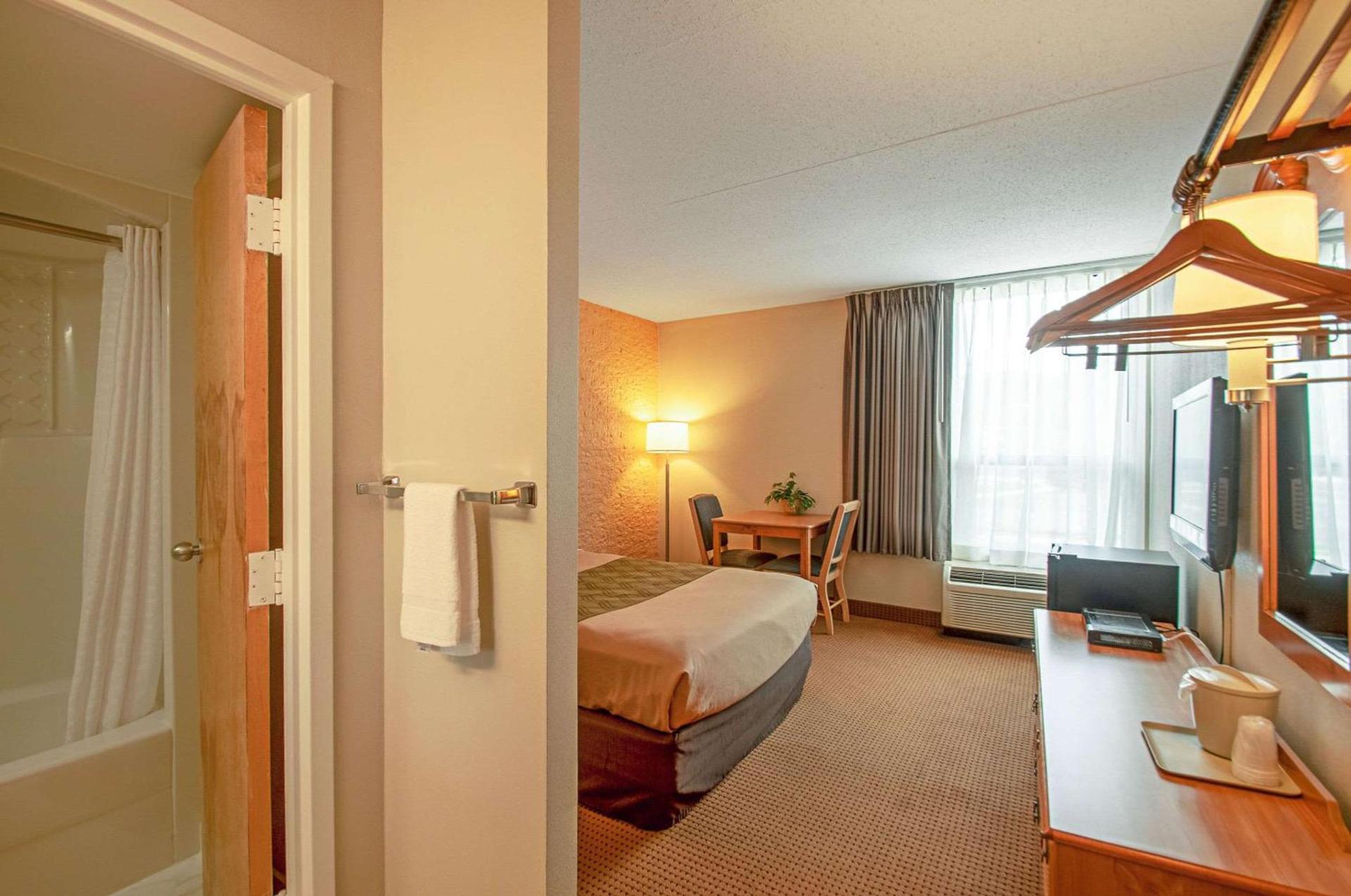 Econo Lodge Metro photo 14