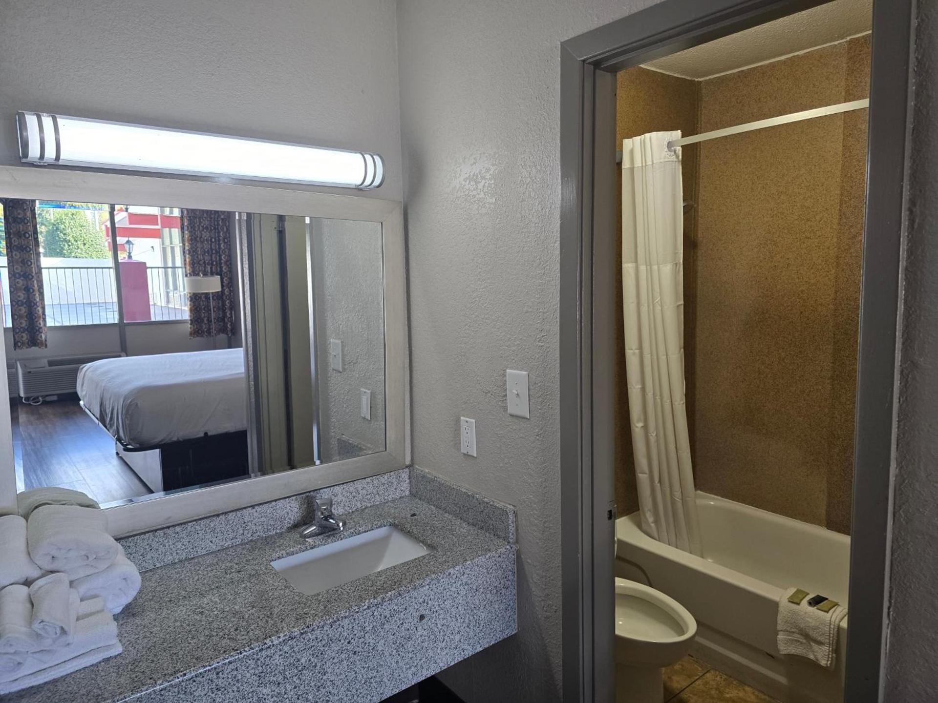 Motel 6 Raleigh, NC – Downtown South photo 7