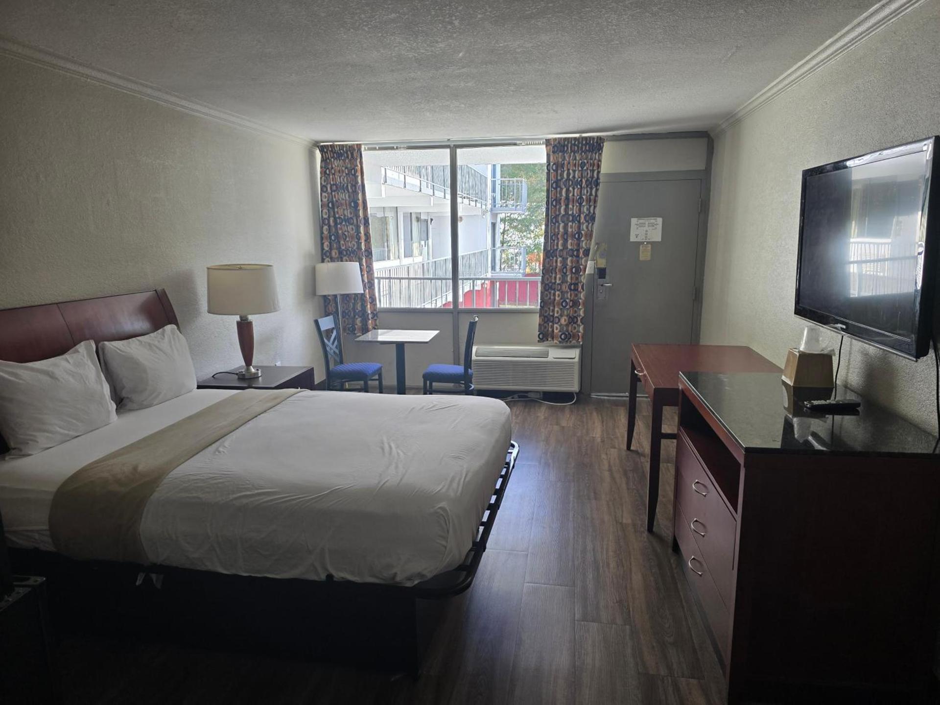 Motel 6 Raleigh, NC – Downtown South photo 16