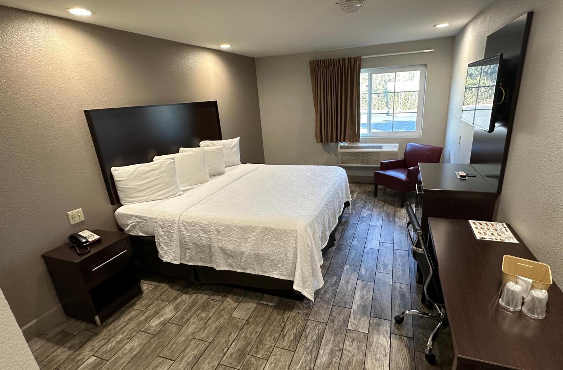 Red Roof Inn Hayward photo 15
