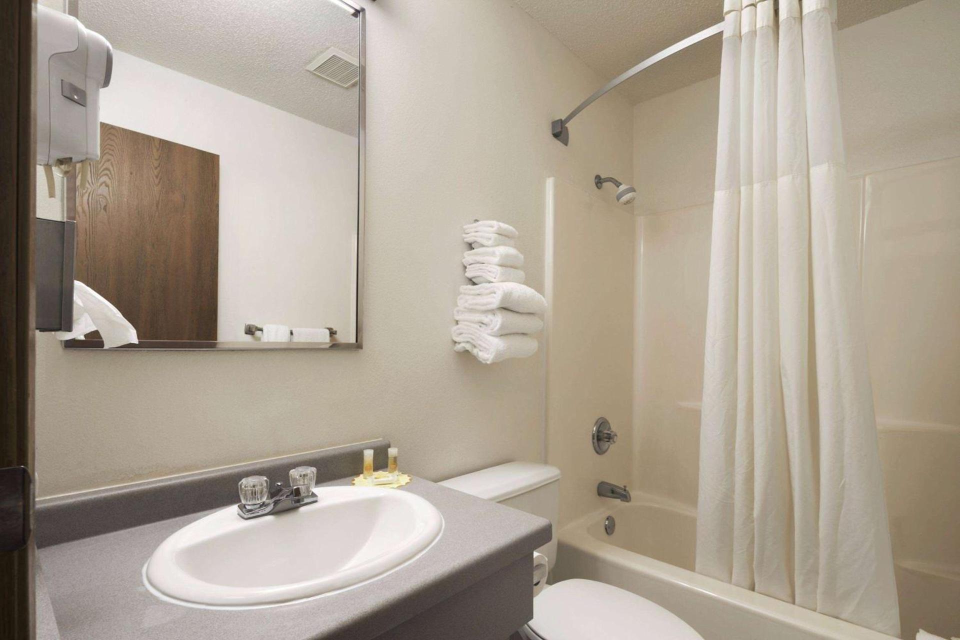 Days Inn by Wyndham Willmar photo 3
