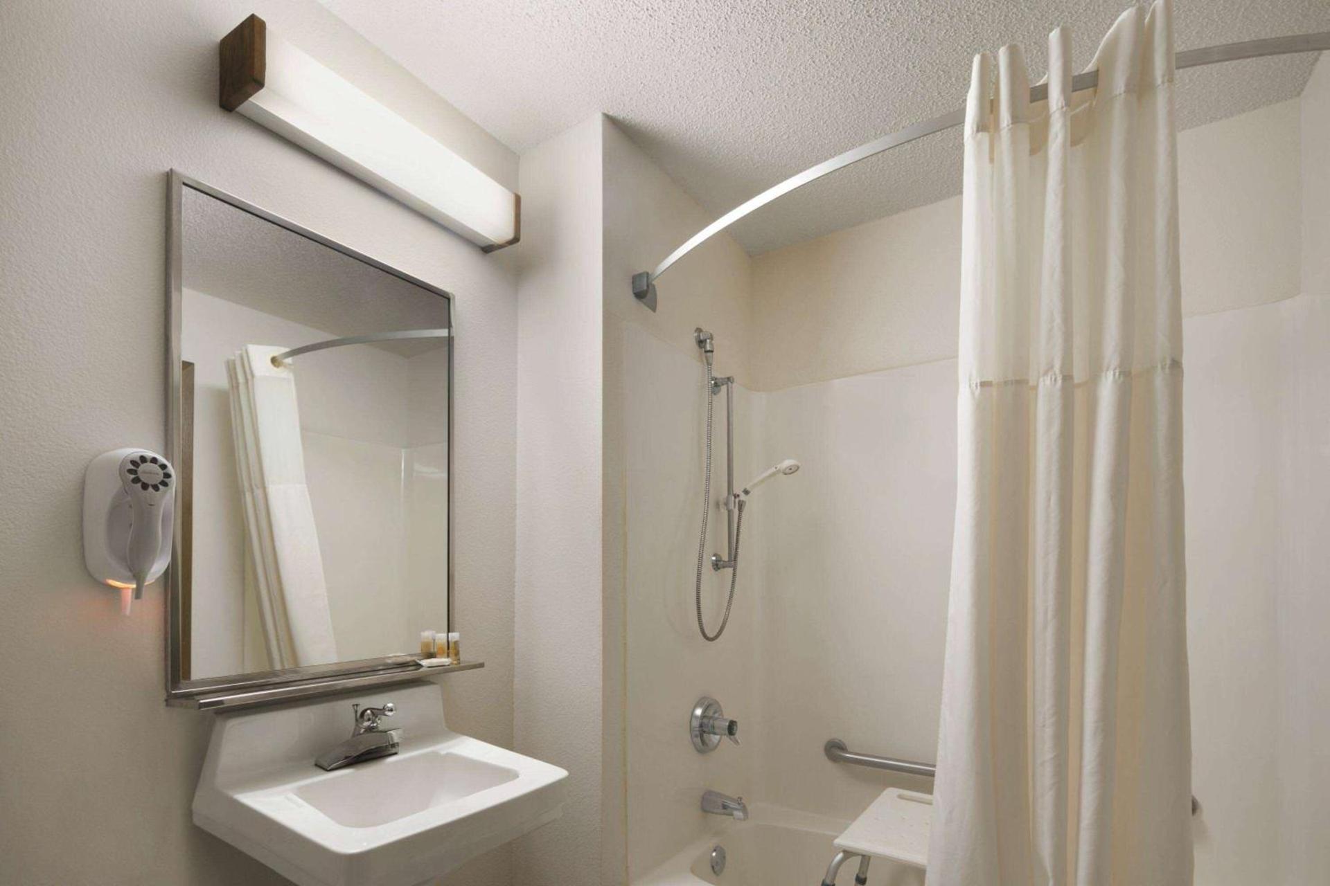 Days Inn by Wyndham Willmar photo 4