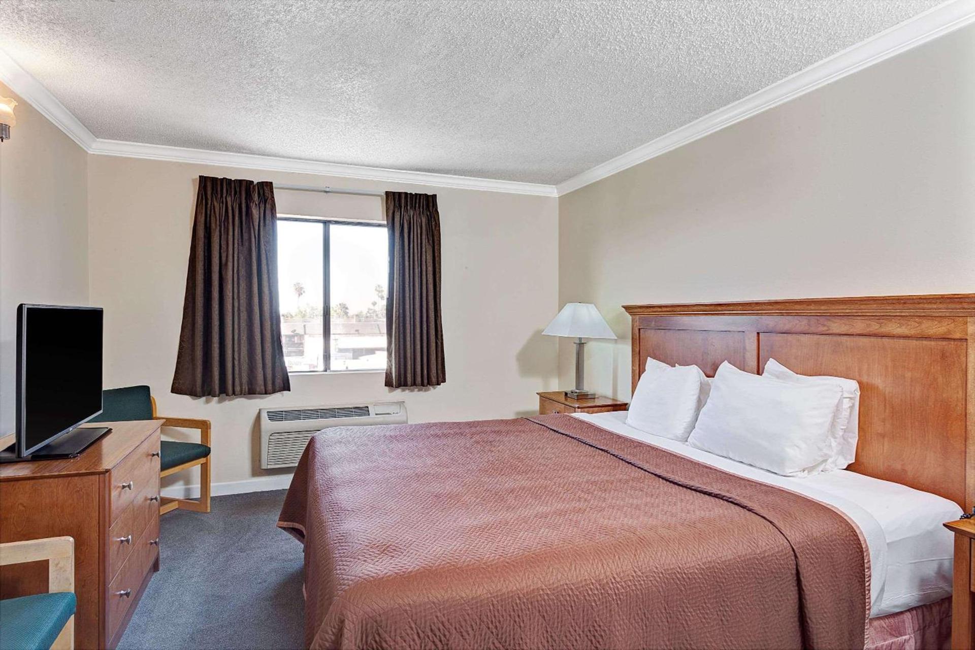 Travelodge by Wyndham Pasadena Central photo 5