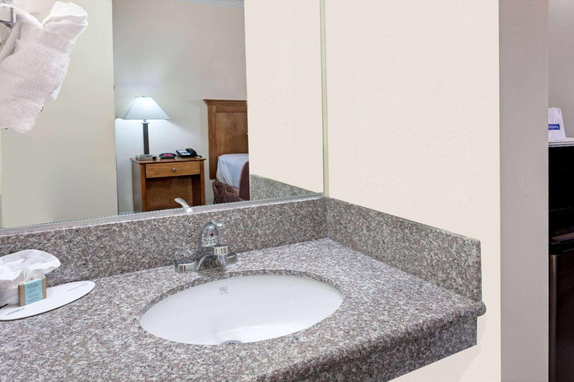 Travelodge by Wyndham Pasadena Central photo 6