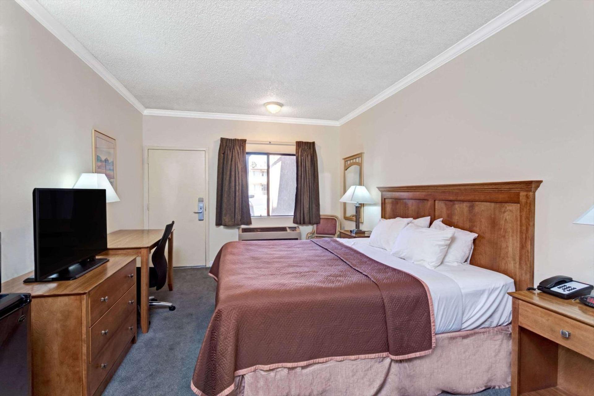 Travelodge by Wyndham Pasadena Central photo 7