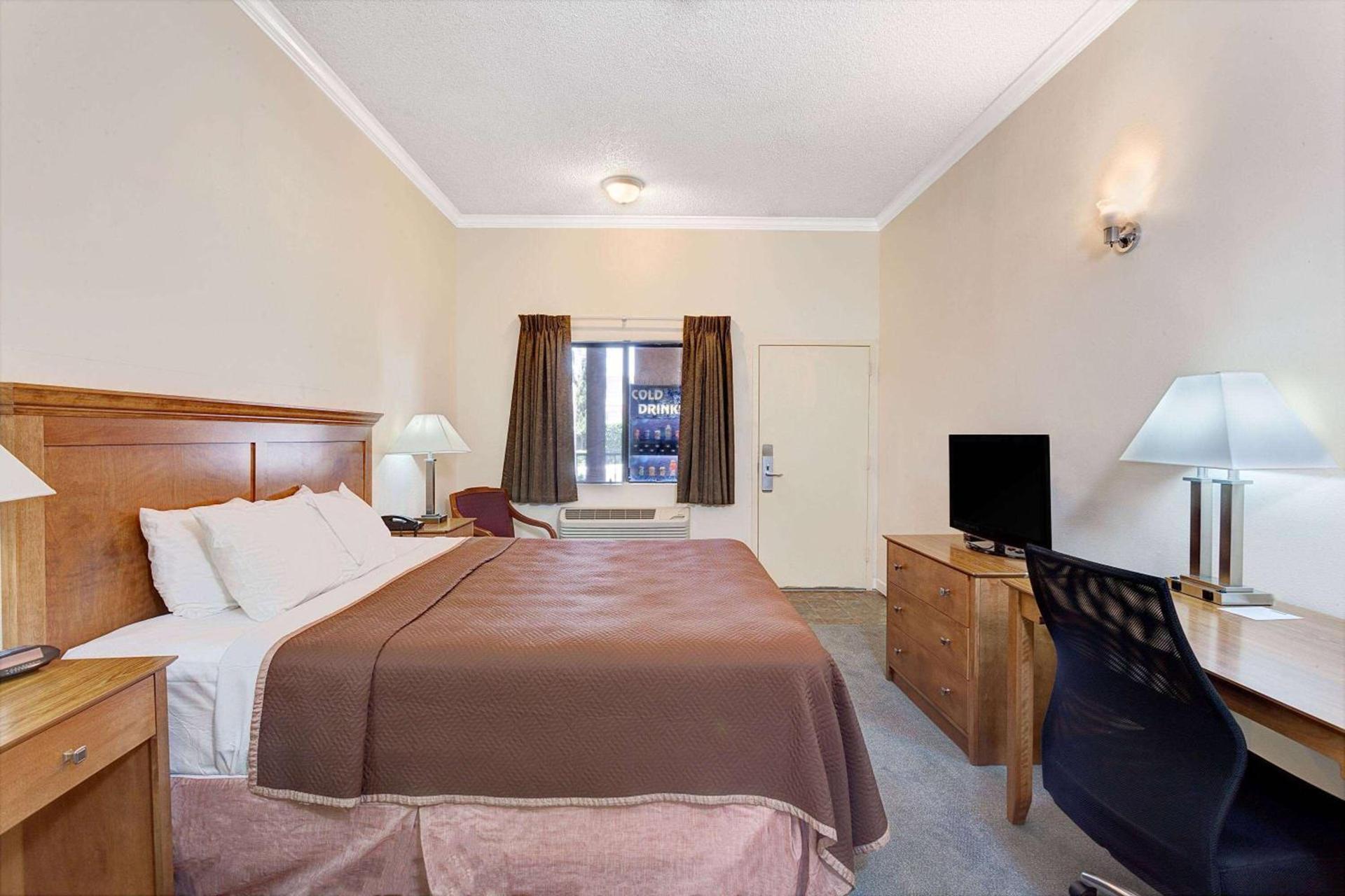 Travelodge by Wyndham Pasadena Central photo 8