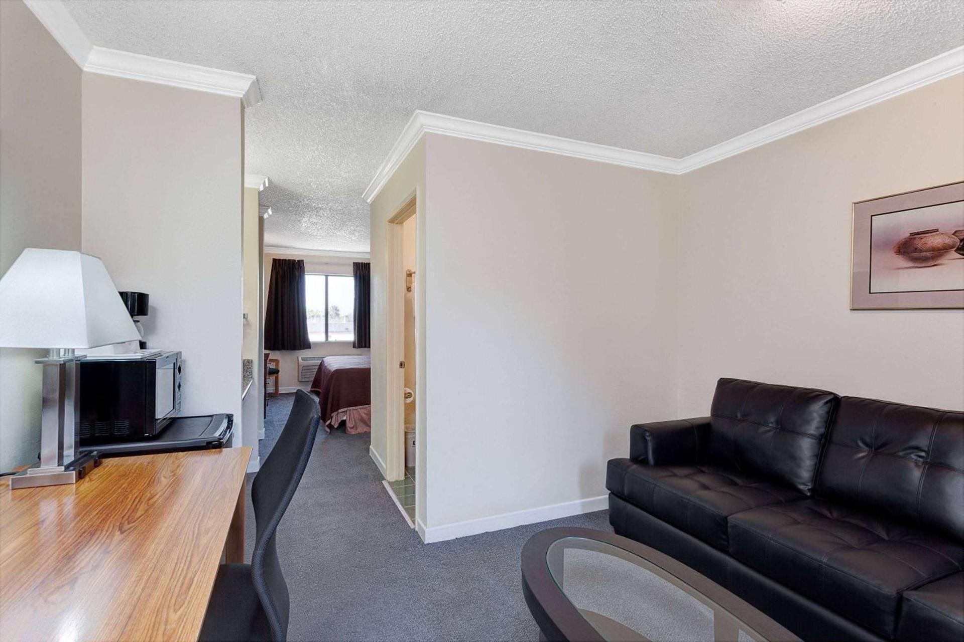 Travelodge by Wyndham Pasadena Central photo 10